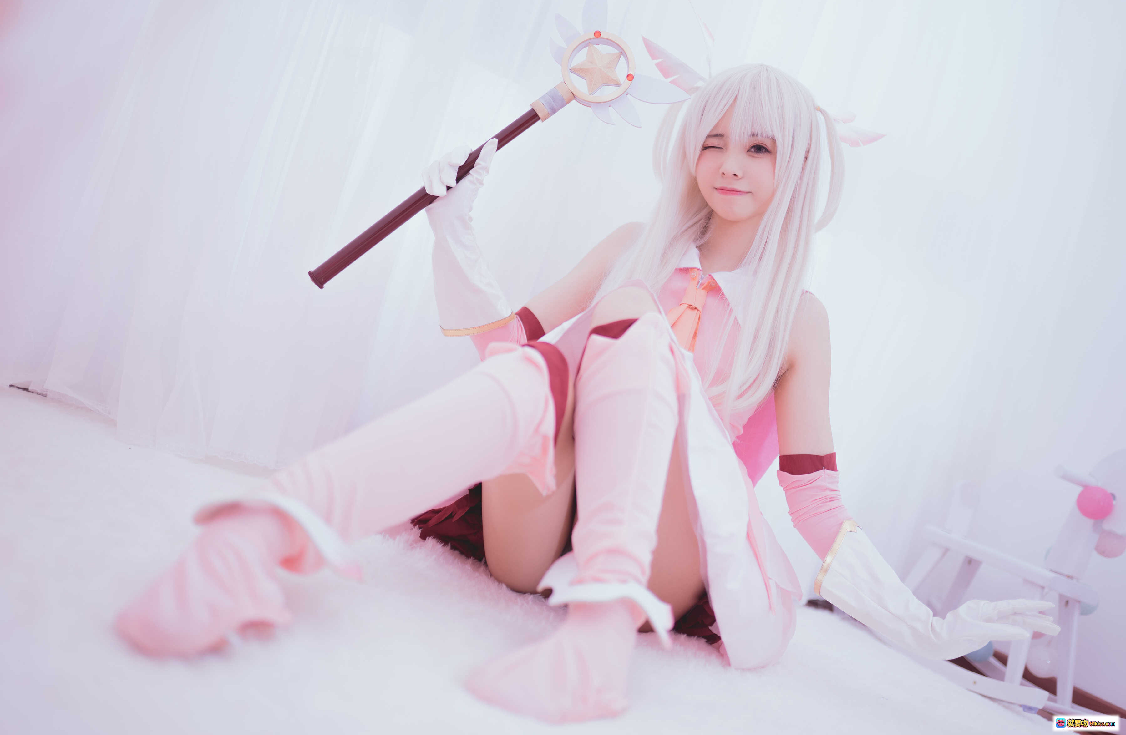 小野妹子W NO.036 魔法少女伊莉雅Cosplay 粉白系美少女 持魔法杖 坐姿写真 9P高清图集 - 就要吻