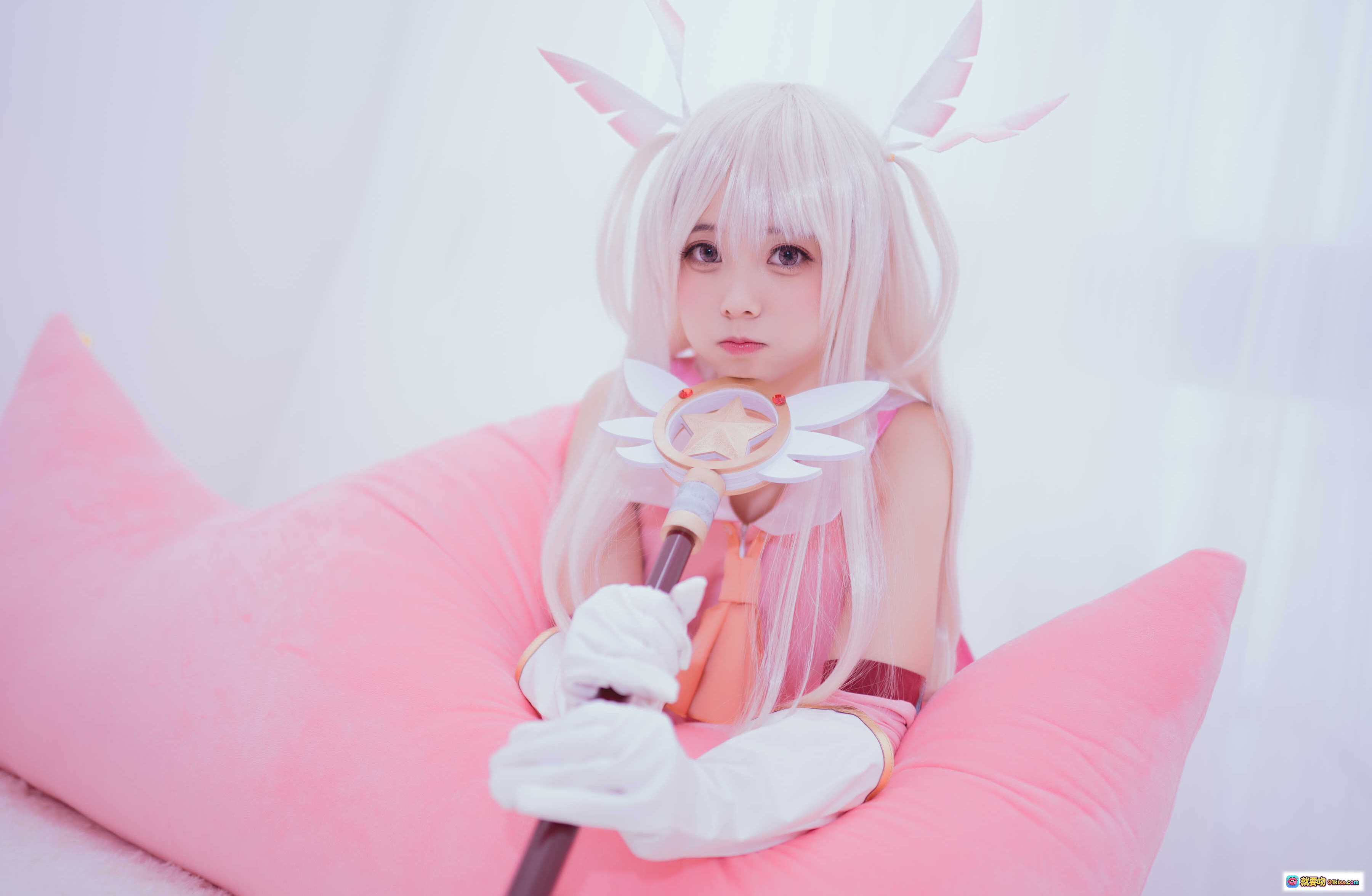 图片[9] - 小野妹子W NO.036 魔法少女伊莉雅Cosplay 粉白系美少女 持魔法杖 坐姿写真 9P高清图集 - 就要吻