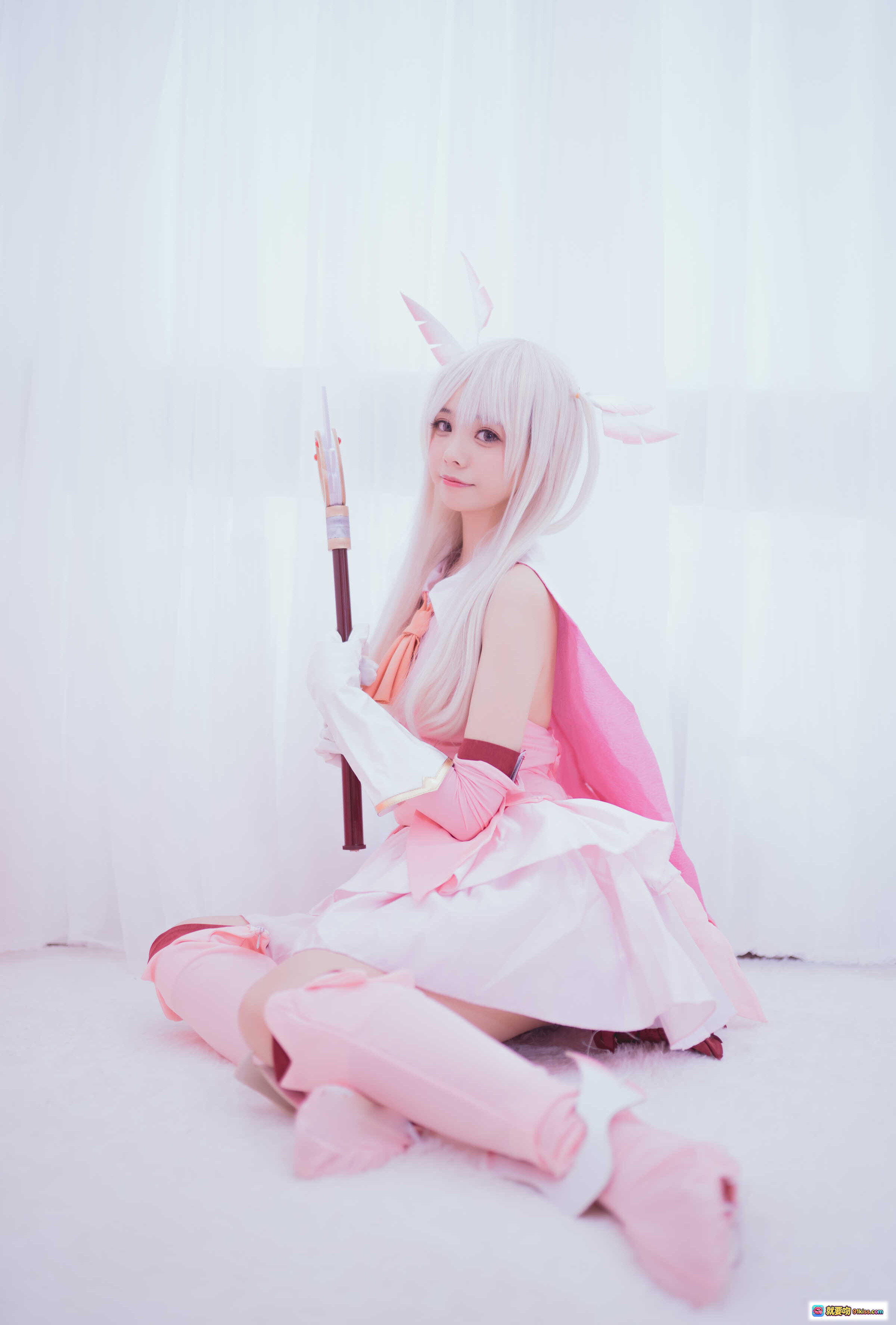 图片[3] - 小野妹子W NO.036 魔法少女伊莉雅Cosplay 粉白系美少女 持魔法杖 坐姿写真 9P高清图集 - 就要吻