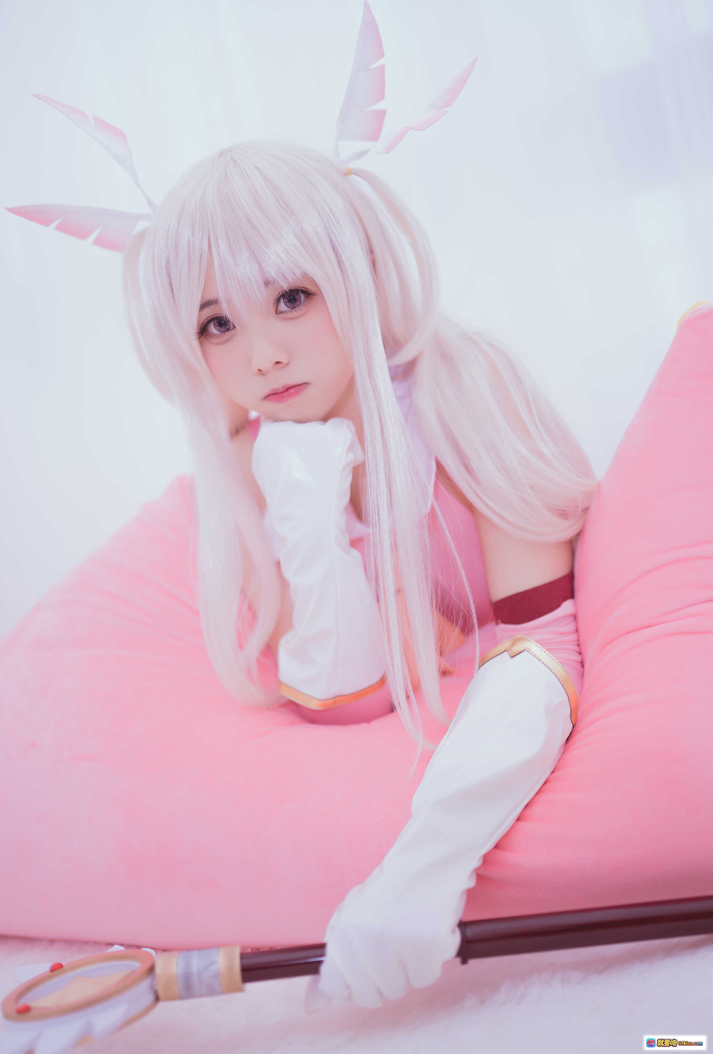 图片[7] - 小野妹子W NO.036 魔法少女伊莉雅Cosplay 粉白系美少女 持魔法杖 坐姿写真 9P高清图集 - 就要吻