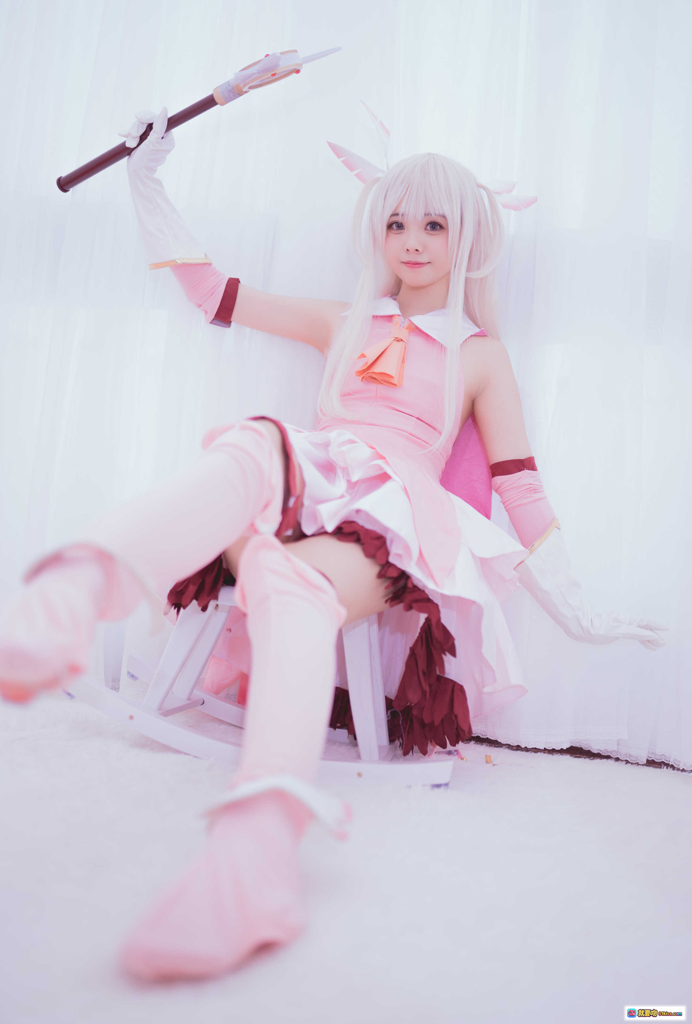 图片[5] - 小野妹子W NO.036 魔法少女伊莉雅Cosplay 粉白系美少女 持魔法杖 坐姿写真 9P高清图集 - 就要吻