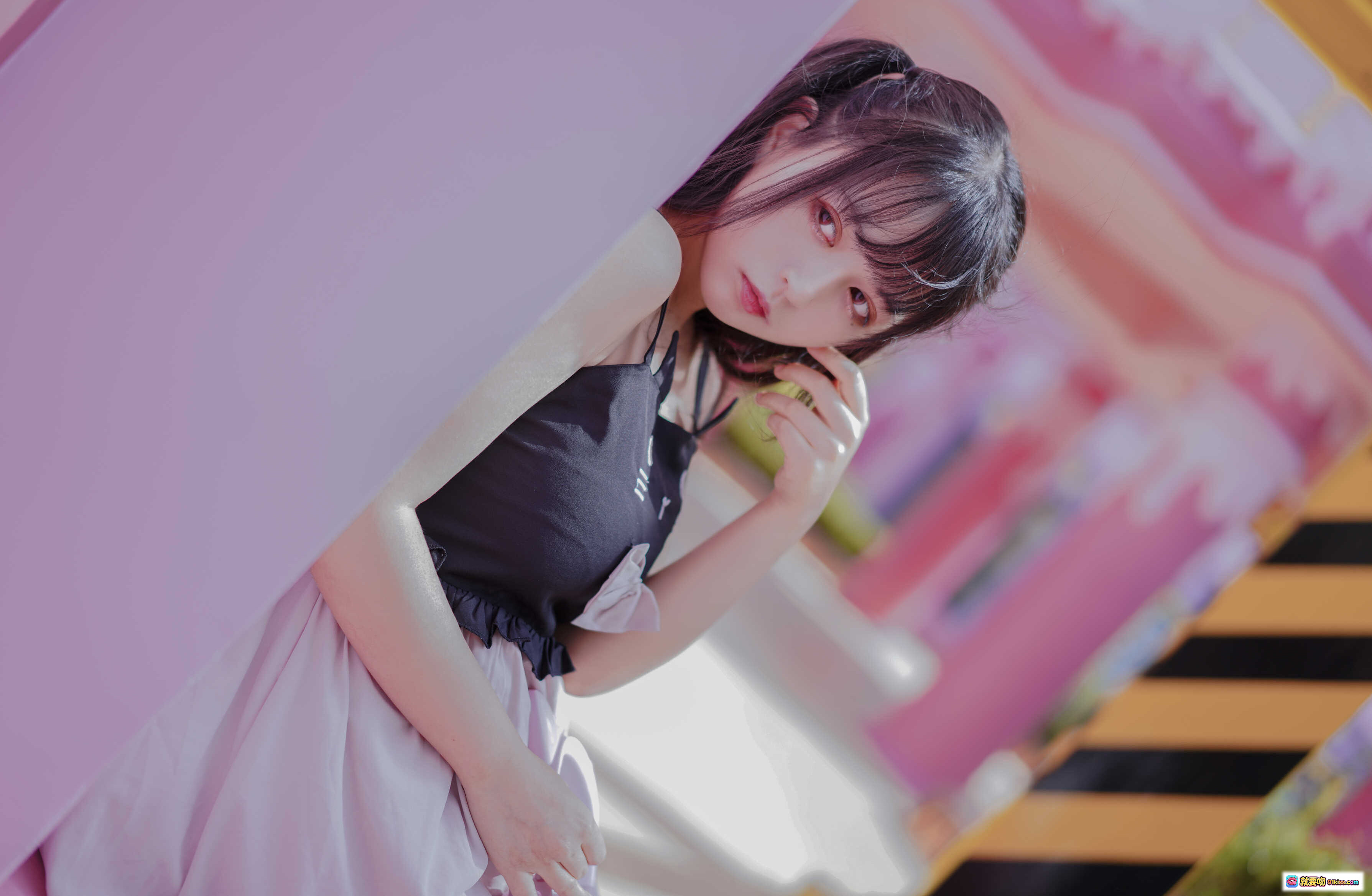 图片[5] - 黑猫猫OvO NO.029 粉色背景少女写真 甜美长发吊带裙 清新日系风格 21P高清图集 - 就要吻