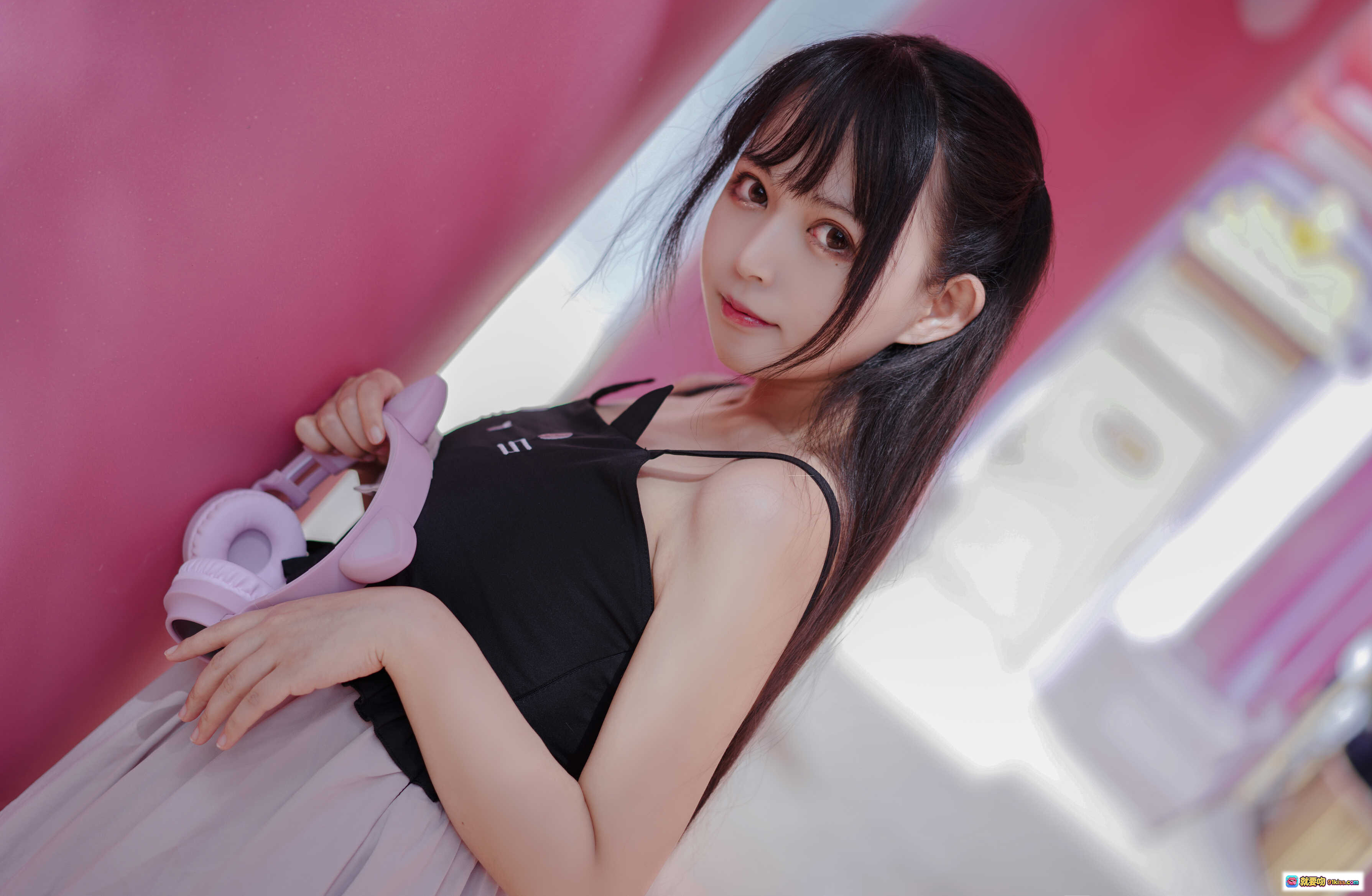 图片[8] - 黑猫猫OvO NO.029 粉色背景少女写真 甜美长发吊带裙 清新日系风格 21P高清图集 - 就要吻