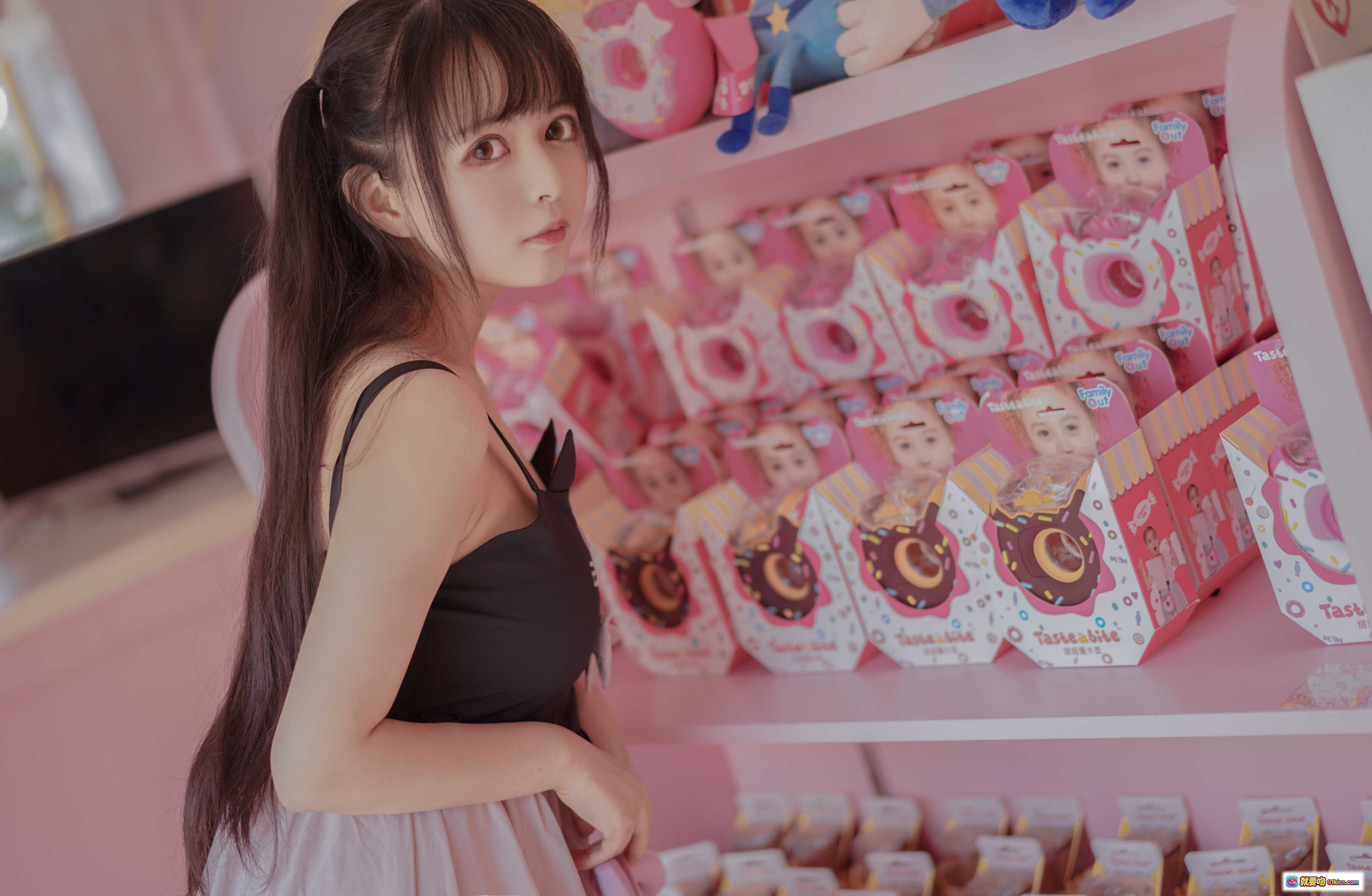 图片[10] - 黑猫猫OvO NO.029 粉色背景少女写真 甜美长发吊带裙 清新日系风格 21P高清图集 - 就要吻