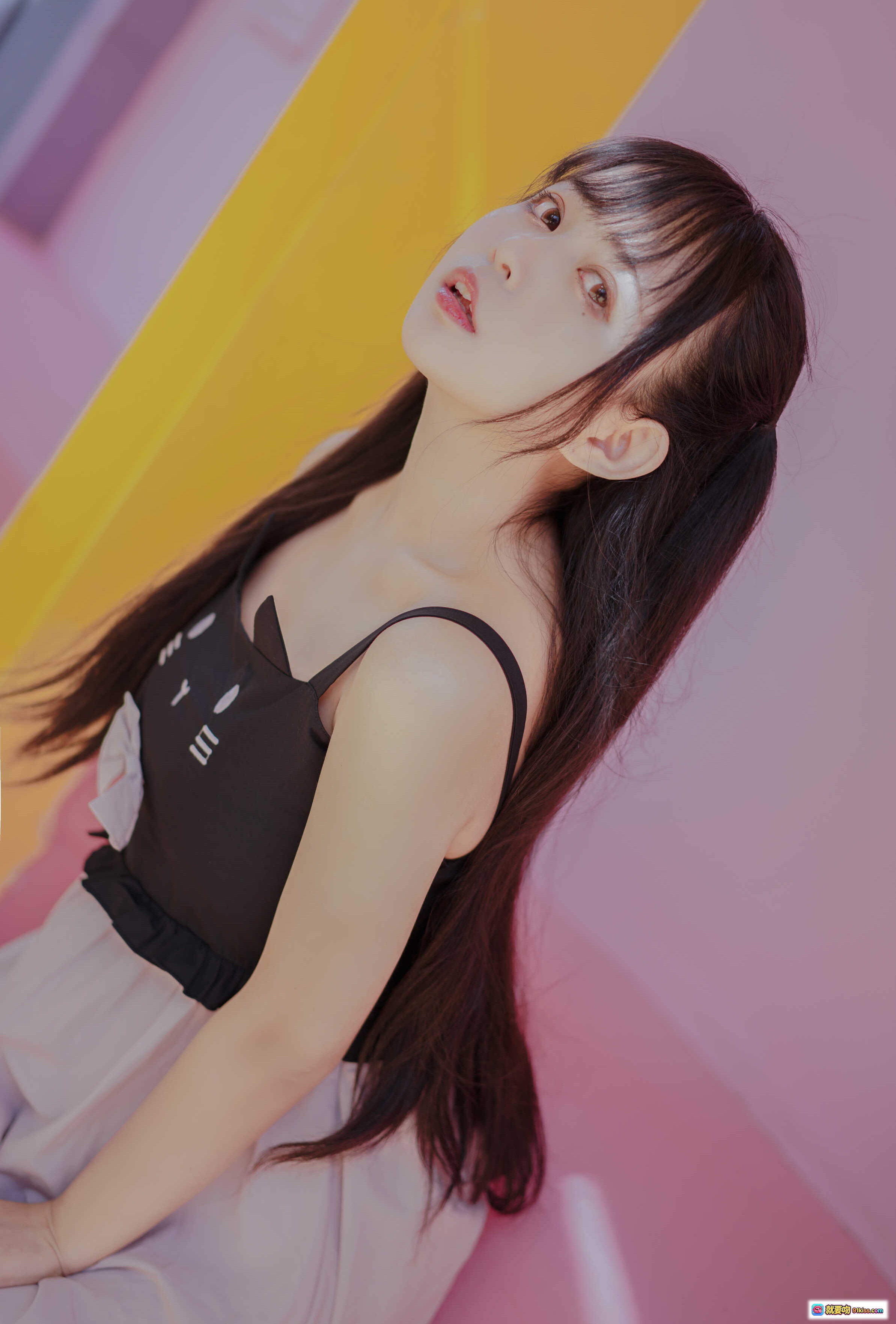 图片[1] - 黑猫猫OvO NO.029 粉色背景少女写真 甜美长发吊带裙 清新日系风格 21P高清图集 - 就要吻