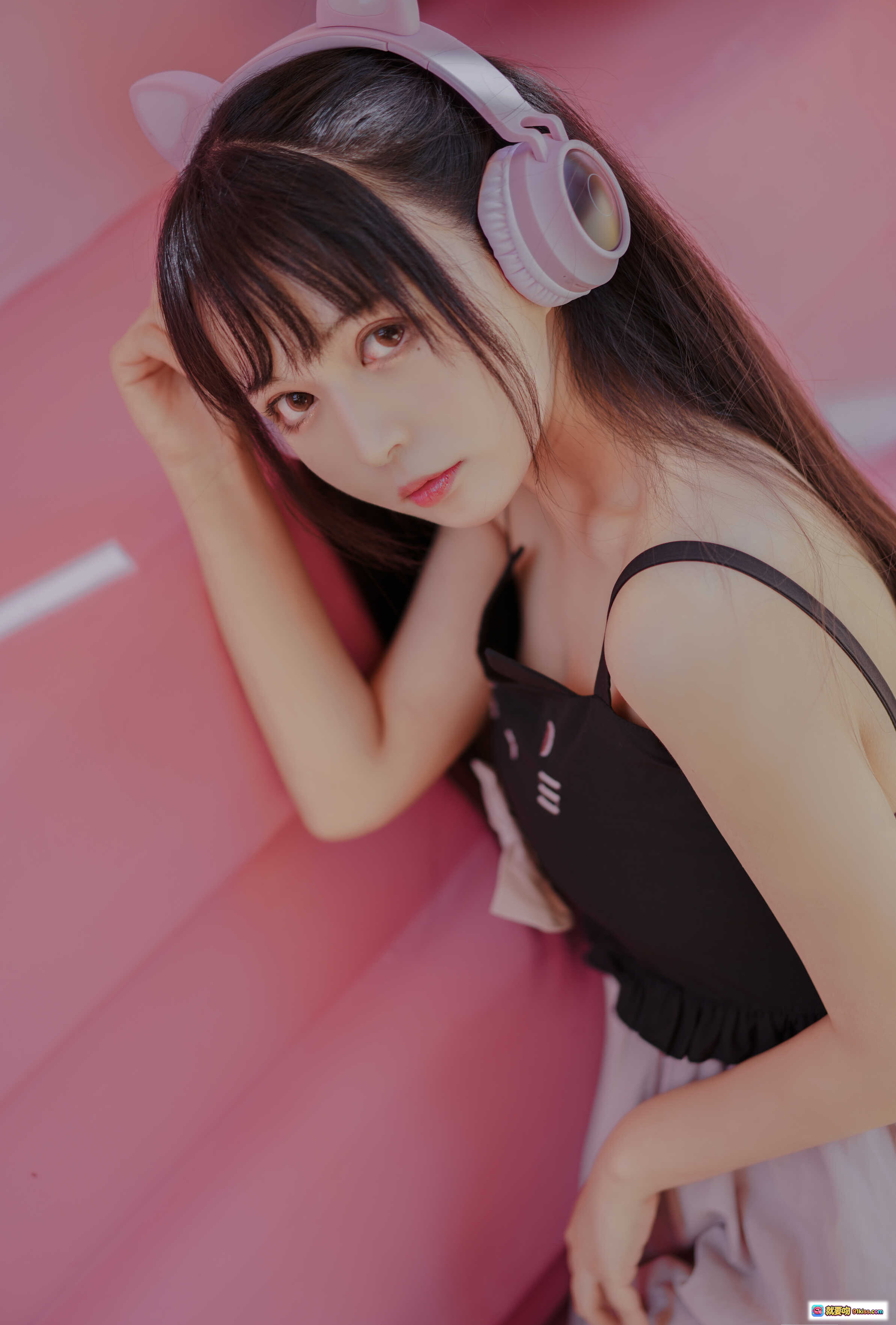 图片[6] - 黑猫猫OvO NO.029 粉色背景少女写真 甜美长发吊带裙 清新日系风格 21P高清图集 - 就要吻