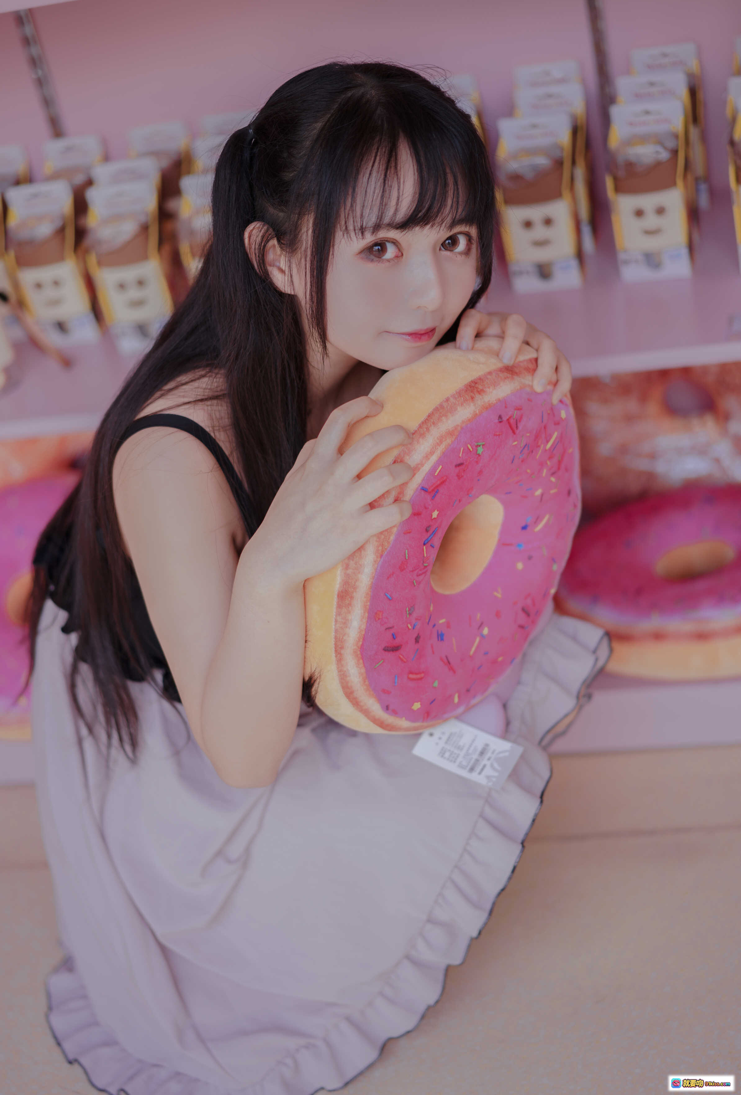 图片[9] - 黑猫猫OvO NO.029 粉色背景少女写真 甜美长发吊带裙 清新日系风格 21P高清图集 - 就要吻