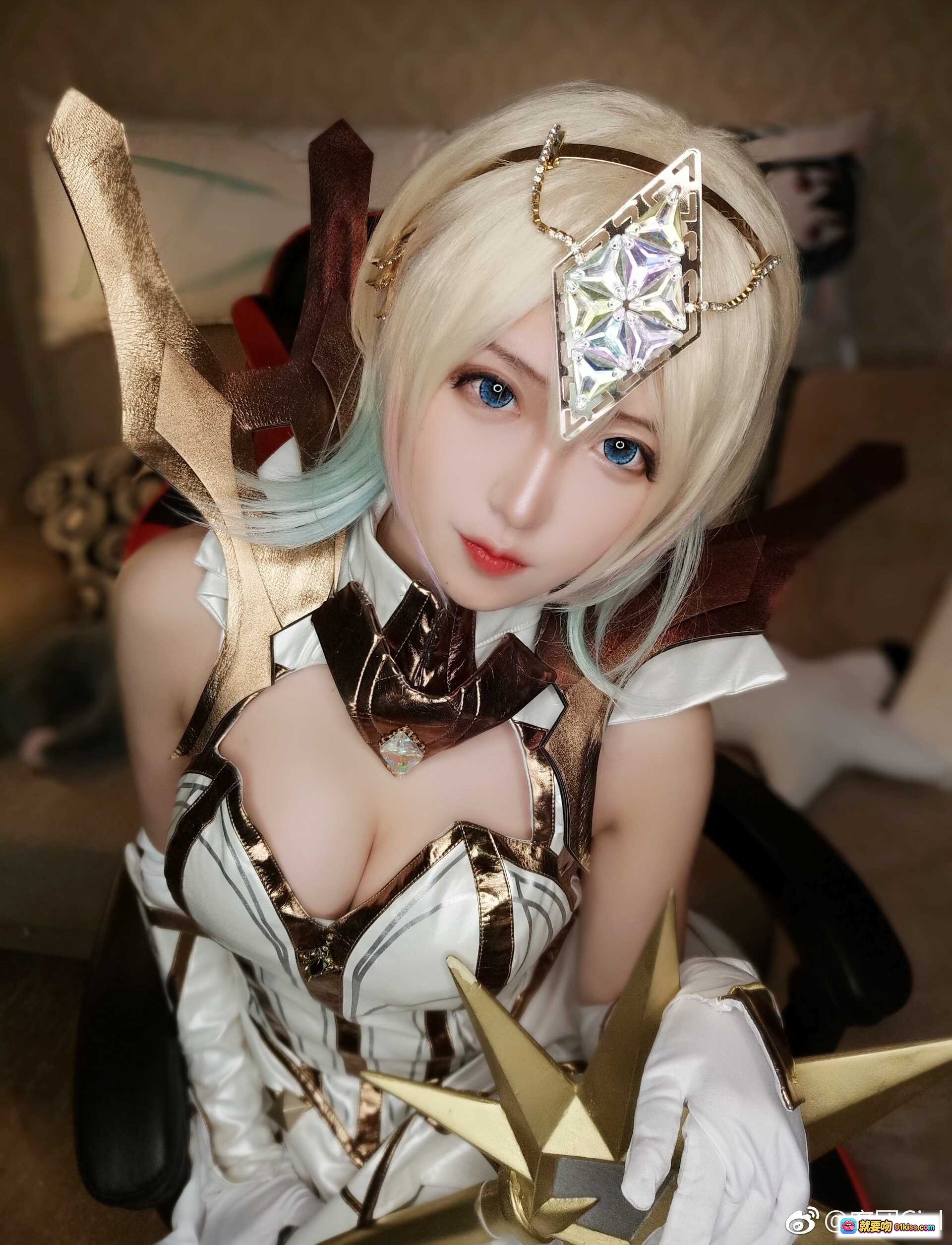图片[2] - 腐团儿COS LOL大元素使拉克丝 金白战甲+蓝绿渐变发+水晶头饰 精致还原角色造型 - 就要吻
