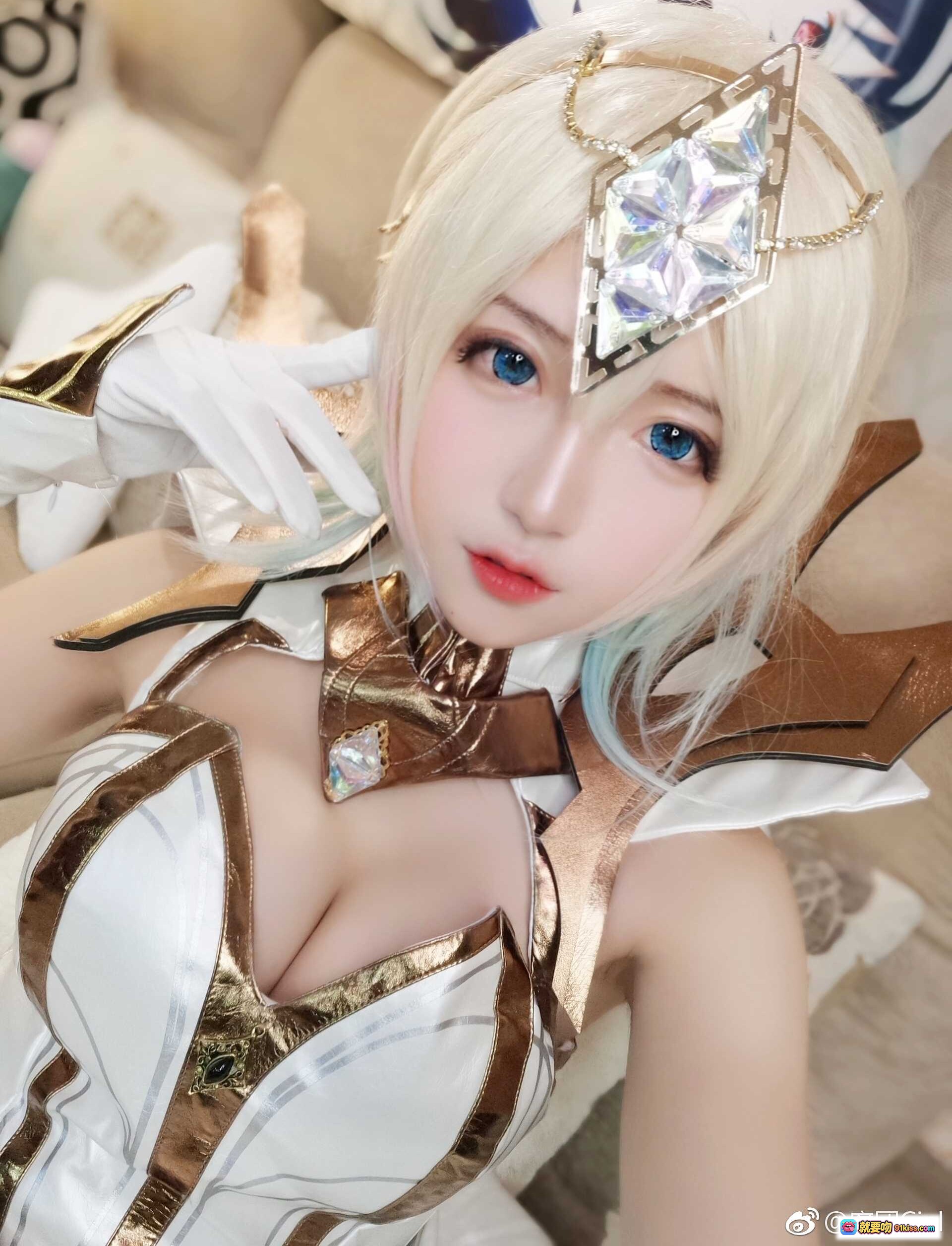 图片[4] - 腐团儿COS LOL大元素使拉克丝 金白战甲+蓝绿渐变发+水晶头饰 精致还原角色造型 - 就要吻