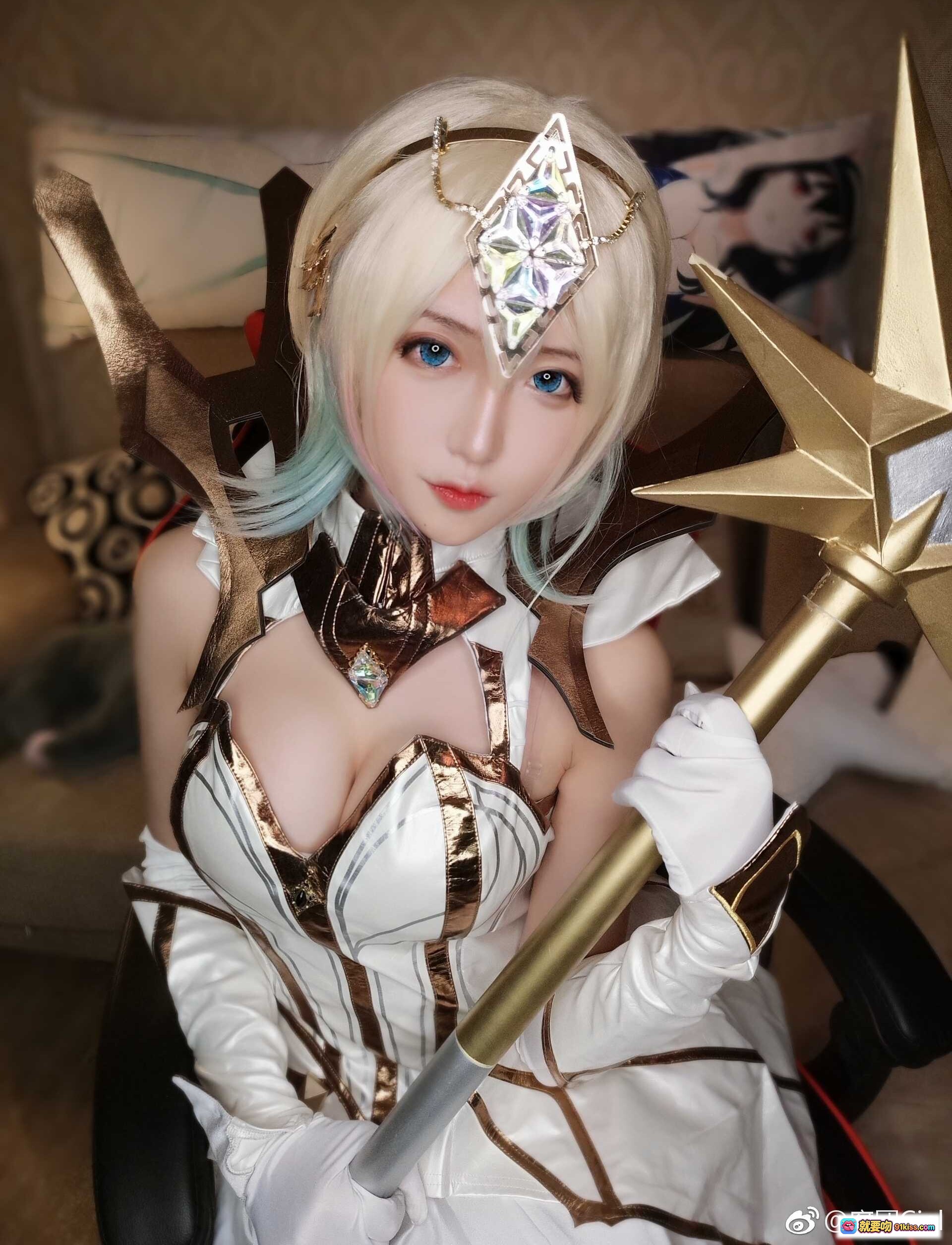 图片[5] - 腐团儿COS LOL大元素使拉克丝 金白战甲+蓝绿渐变发+水晶头饰 精致还原角色造型 - 就要吻