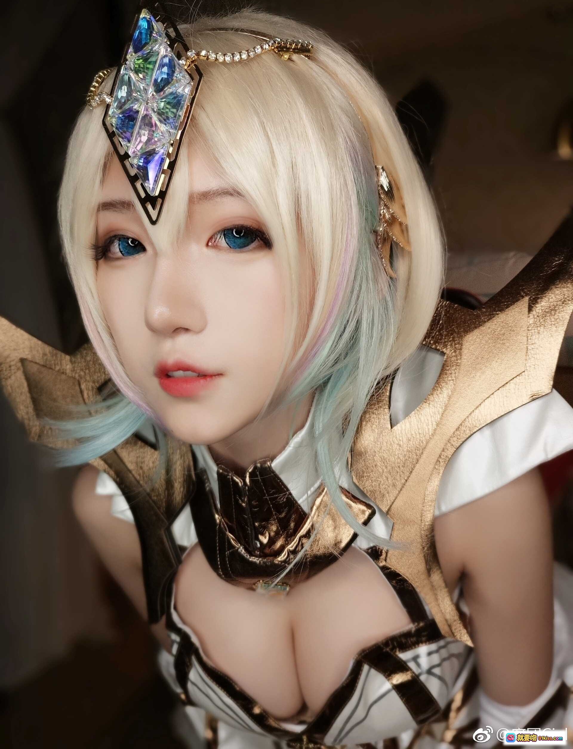 图片[1] - 腐团儿COS LOL大元素使拉克丝 金白战甲+蓝绿渐变发+水晶头饰 精致还原角色造型 - 就要吻