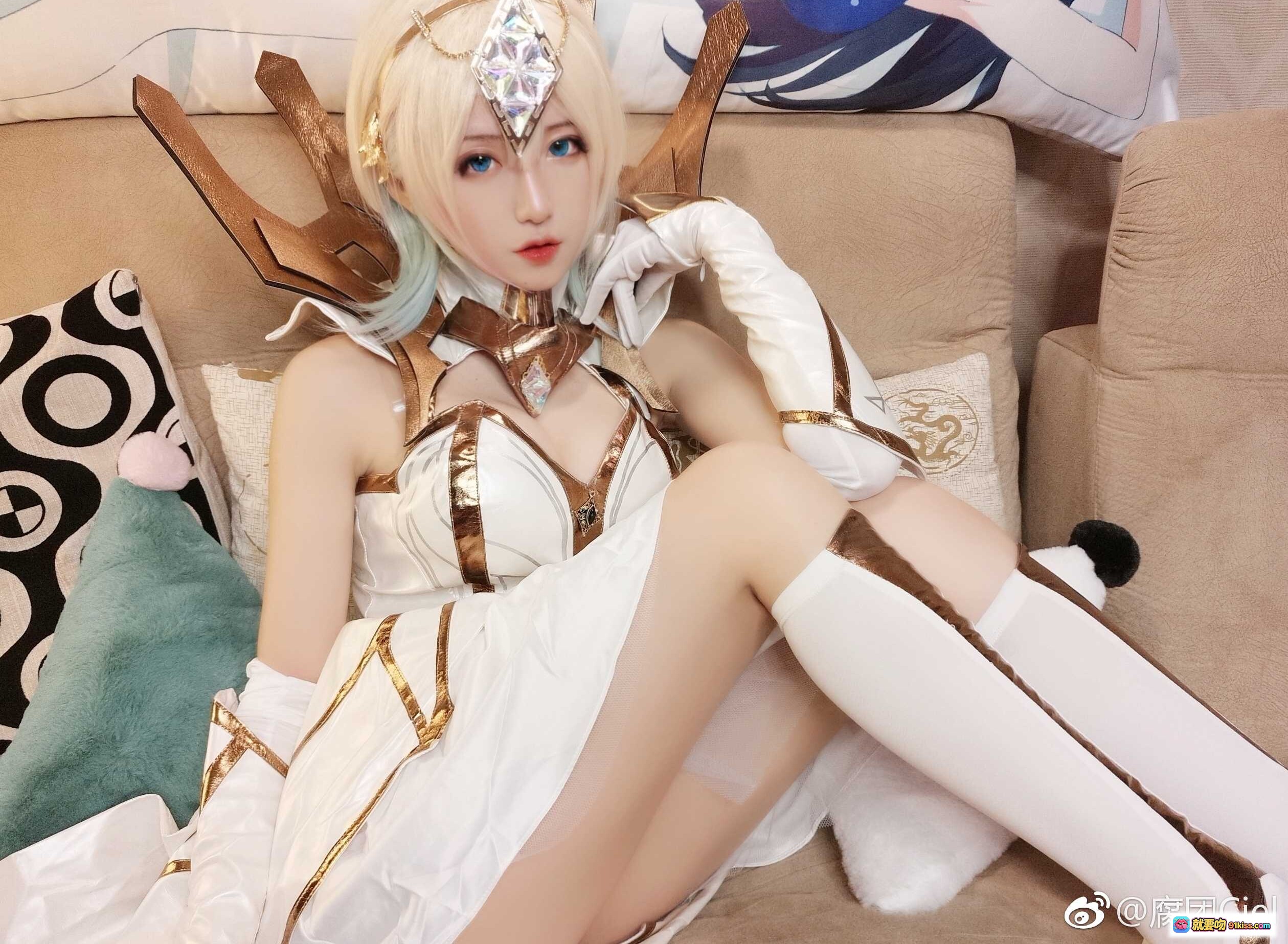 图片[3] - 腐团儿COS LOL大元素使拉克丝 金白战甲+蓝绿渐变发+水晶头饰 精致还原角色造型 - 就要吻