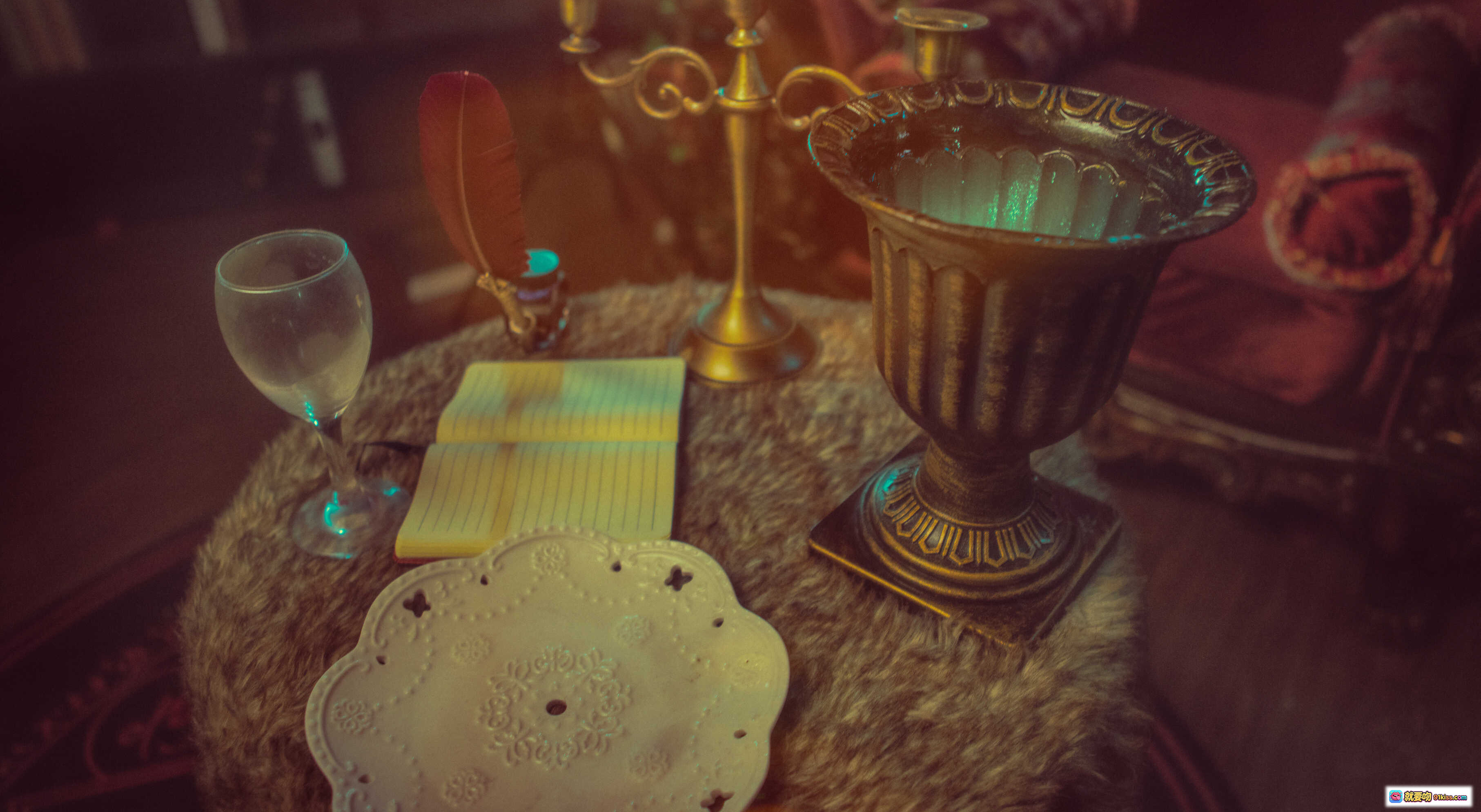 图片[1] - 赫本风格复古桌景｜金色烛台羽毛笔黄纸笺水晶杯雕花盘毛绒台面氛围感装饰摆拍素材 - 就要吻