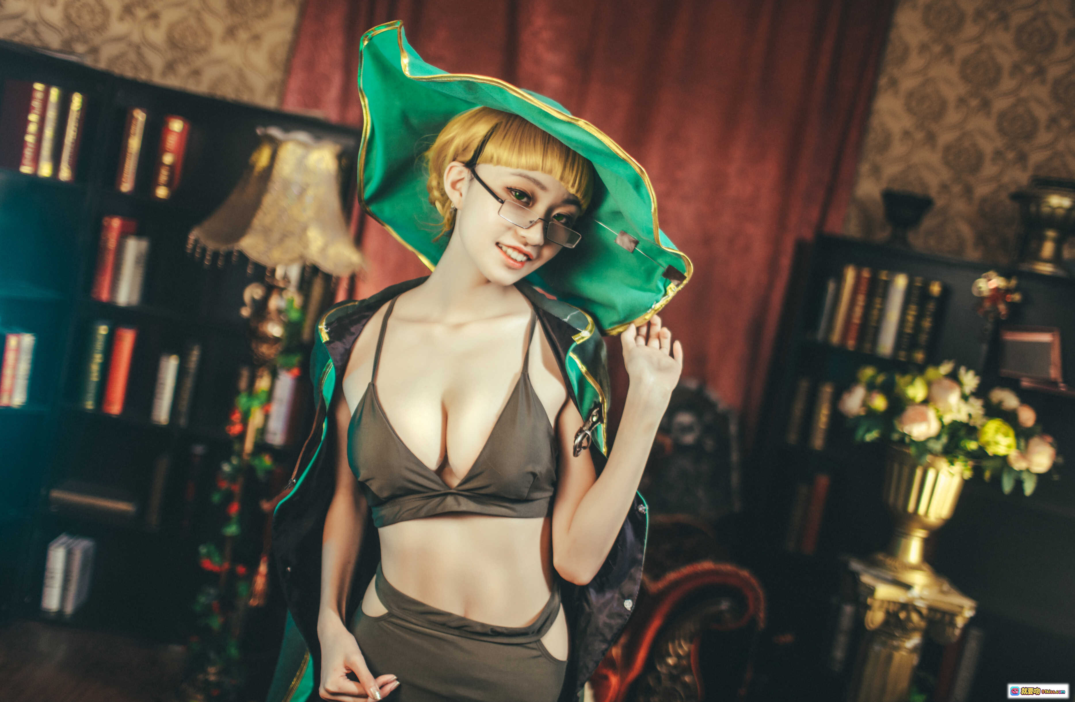 图片[2] - 赫本风格复古桌景｜金色烛台羽毛笔黄纸笺水晶杯雕花盘毛绒台面氛围感装饰摆拍素材 - 就要吻