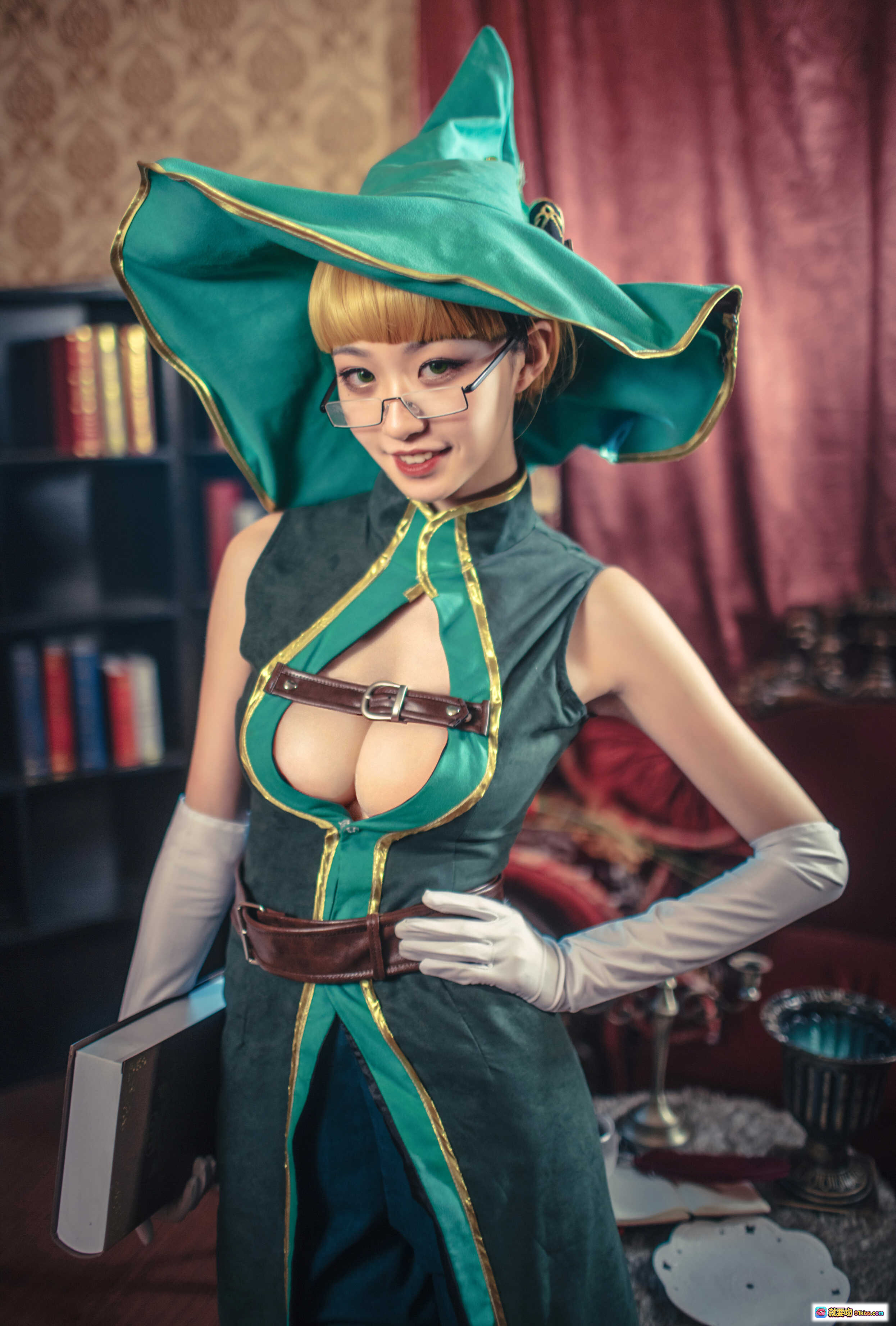 图片[10] - 赫本风格复古桌景｜金色烛台羽毛笔黄纸笺水晶杯雕花盘毛绒台面氛围感装饰摆拍素材 - 就要吻