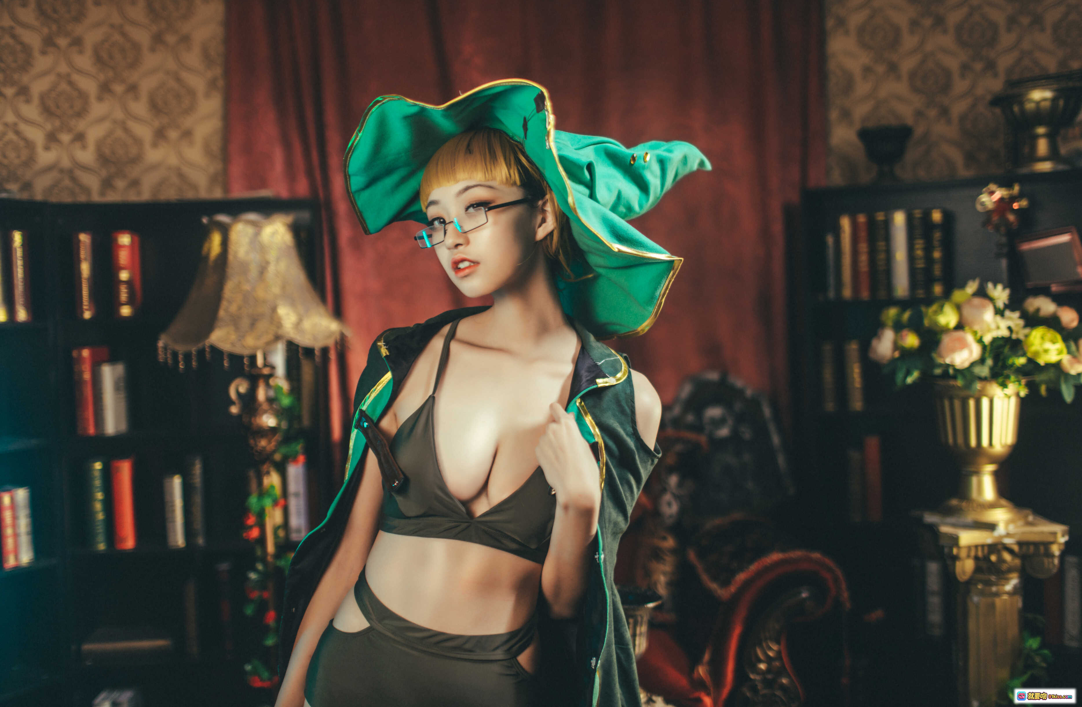 图片[7] - 赫本风格复古桌景｜金色烛台羽毛笔黄纸笺水晶杯雕花盘毛绒台面氛围感装饰摆拍素材 - 就要吻