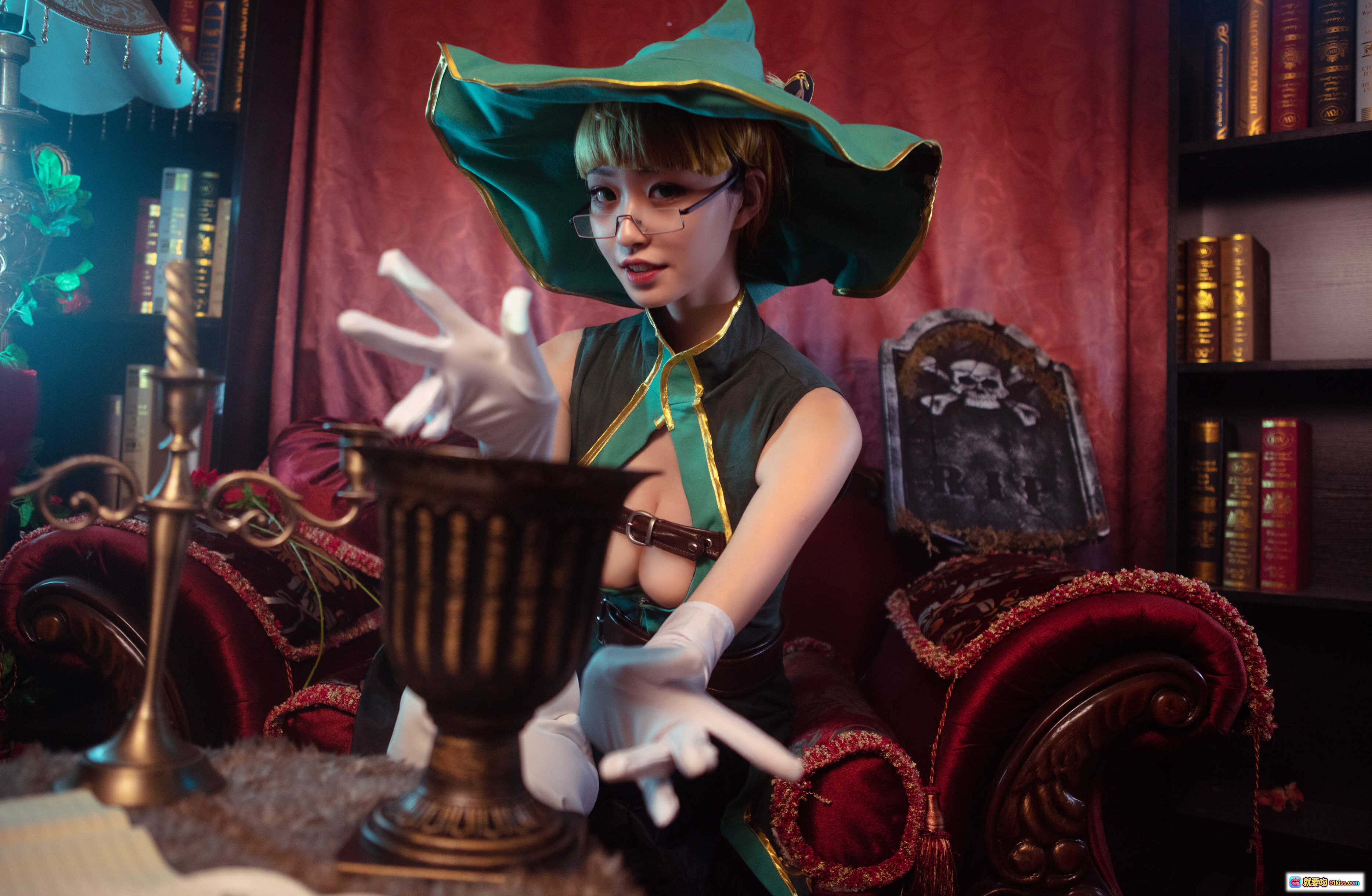 图片[4] - 赫本风格复古桌景｜金色烛台羽毛笔黄纸笺水晶杯雕花盘毛绒台面氛围感装饰摆拍素材 - 就要吻