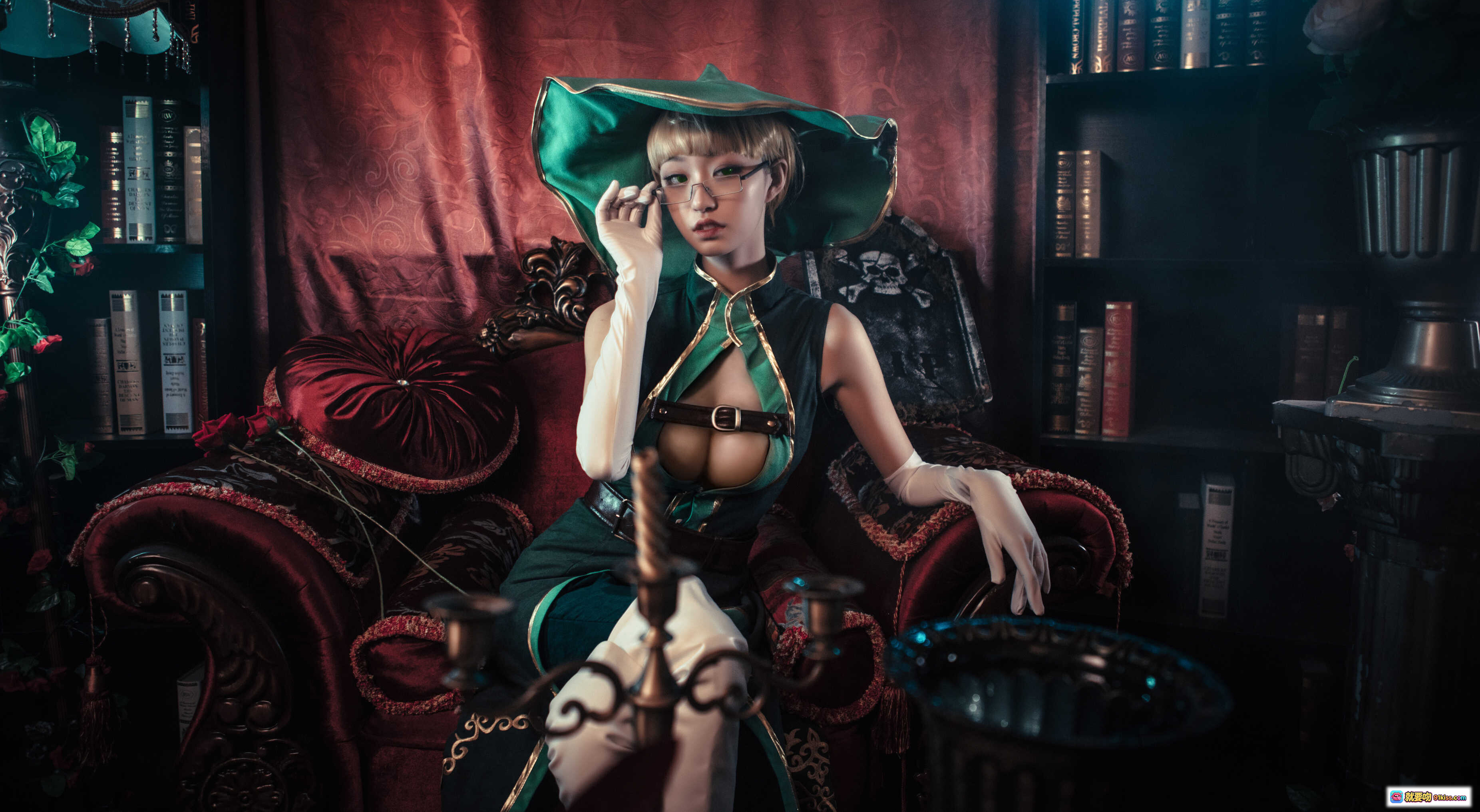 图片[9] - 赫本风格复古桌景｜金色烛台羽毛笔黄纸笺水晶杯雕花盘毛绒台面氛围感装饰摆拍素材 - 就要吻