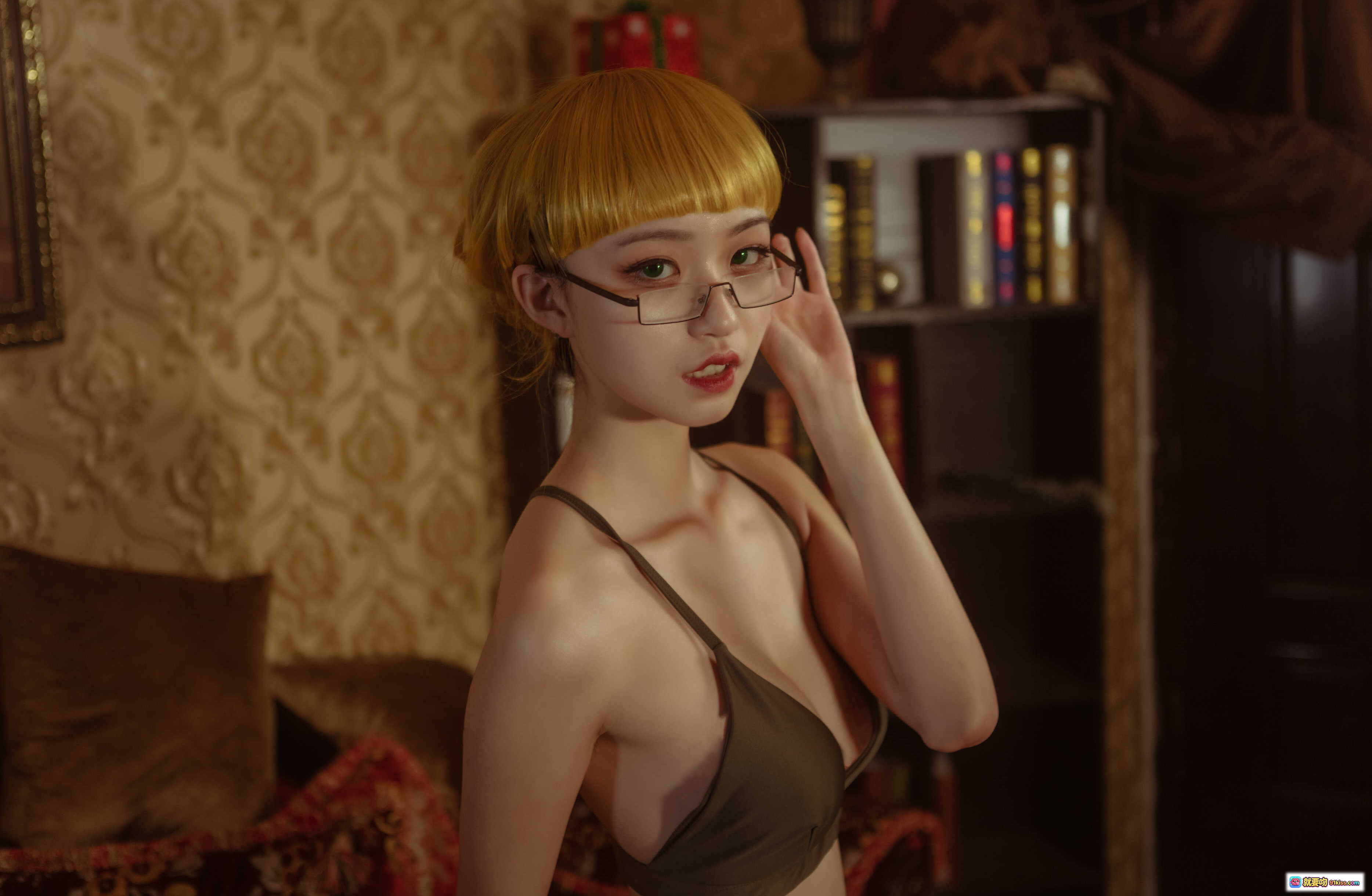 图片[8] - 赫本风格复古桌景｜金色烛台羽毛笔黄纸笺水晶杯雕花盘毛绒台面氛围感装饰摆拍素材 - 就要吻