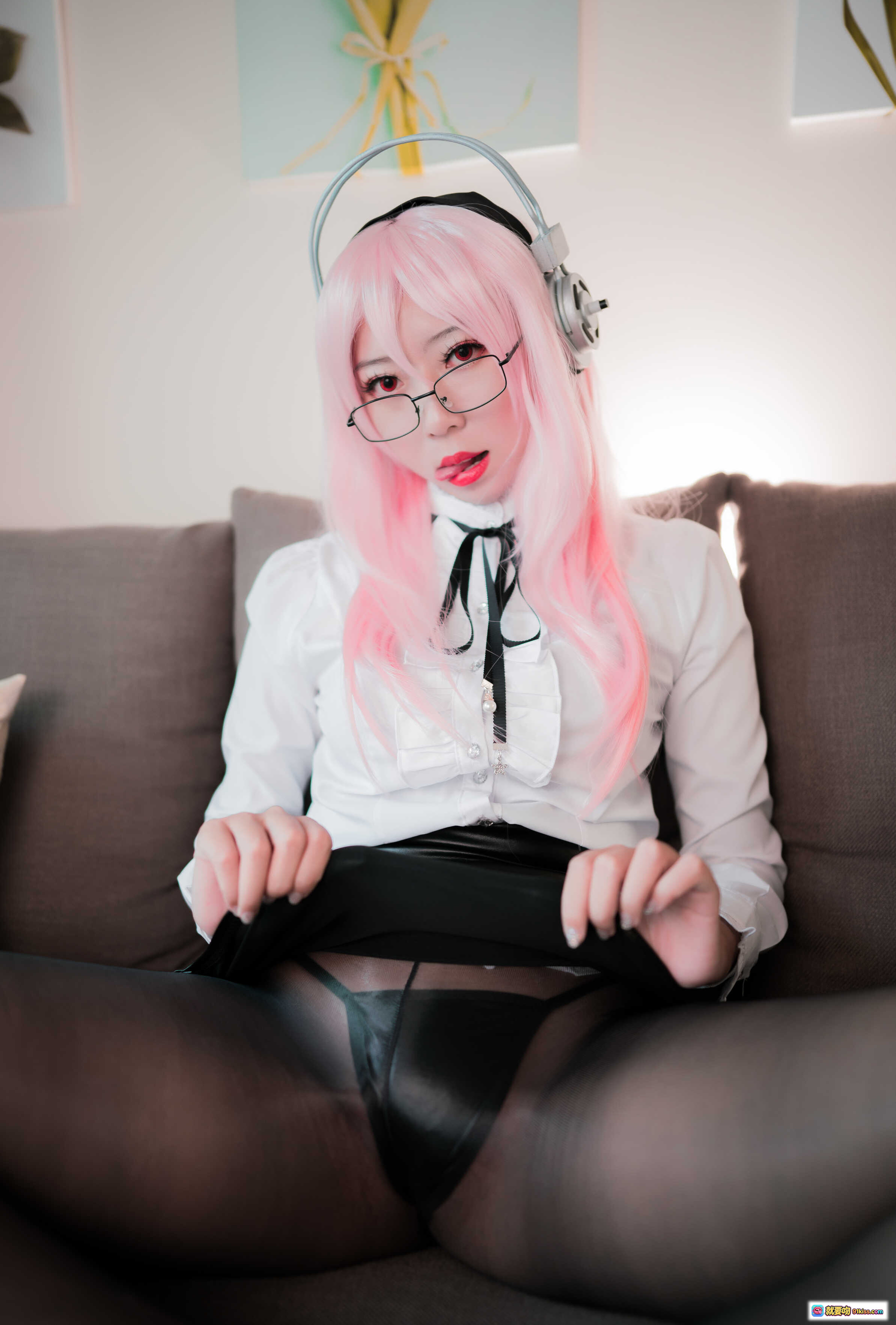 图片[2] - Money冷冷 NO.004 索尼子OL Cosplay 粉发眼镜耳机 白衬衫黑皮裙 黑丝美腿 楼梯写真 61P高清图集 - 就要吻
