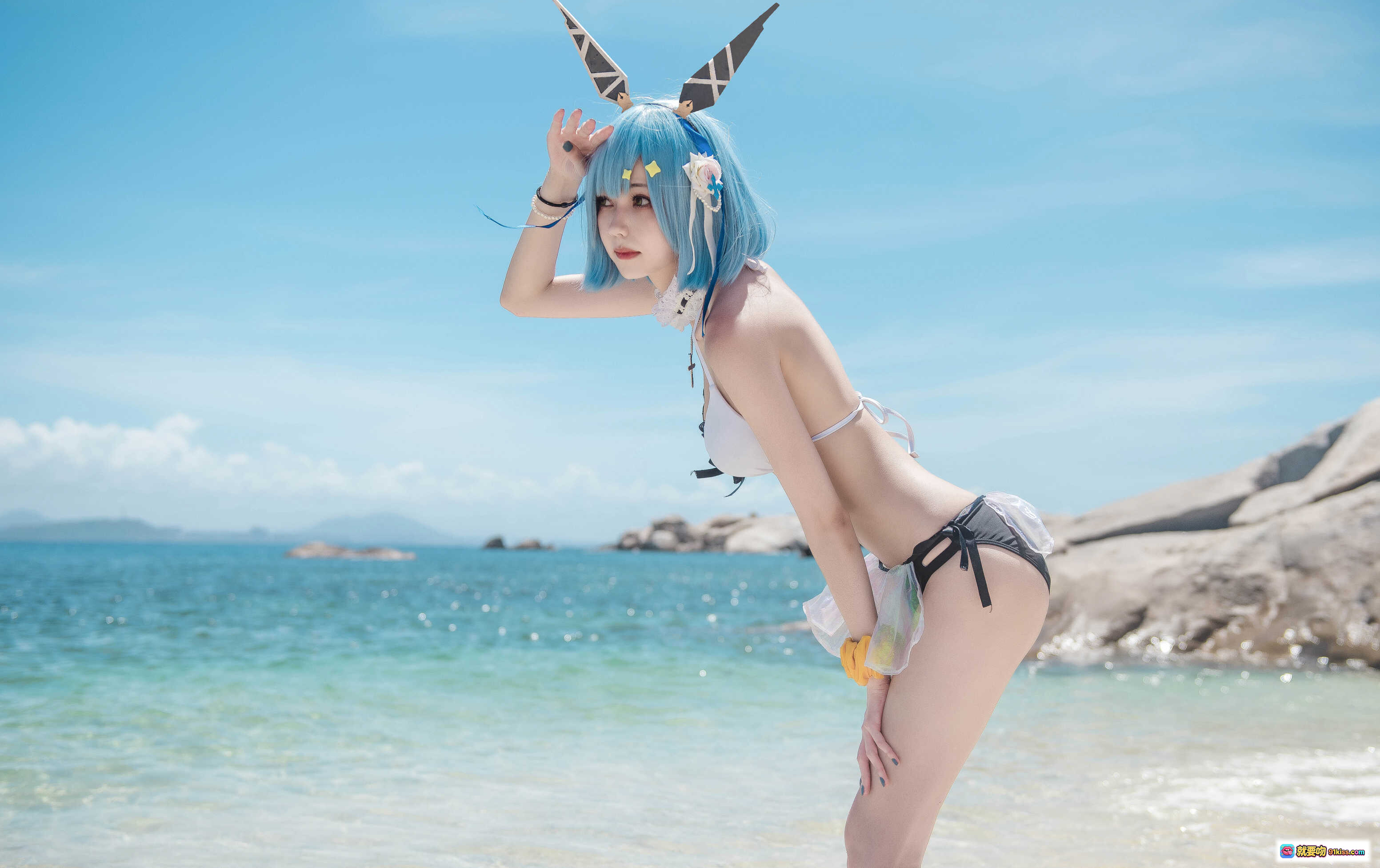 图片[8] - 加斯科涅cosplay海滩写真 | 蓝发兔耳少女 | 白色比基尼泳装 | 甜美性感造型 | 海景背景高清图集 - 就要吻