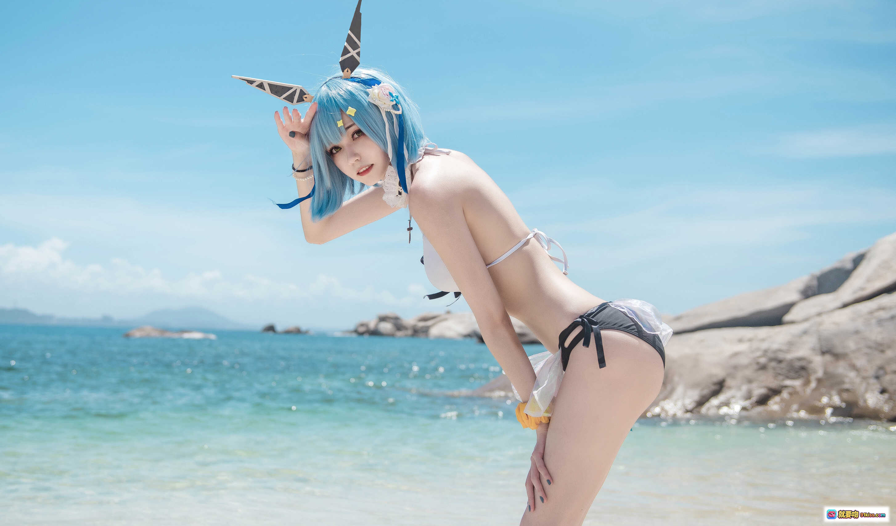 图片[9] - 加斯科涅cosplay海滩写真 | 蓝发兔耳少女 | 白色比基尼泳装 | 甜美性感造型 | 海景背景高清图集 - 就要吻