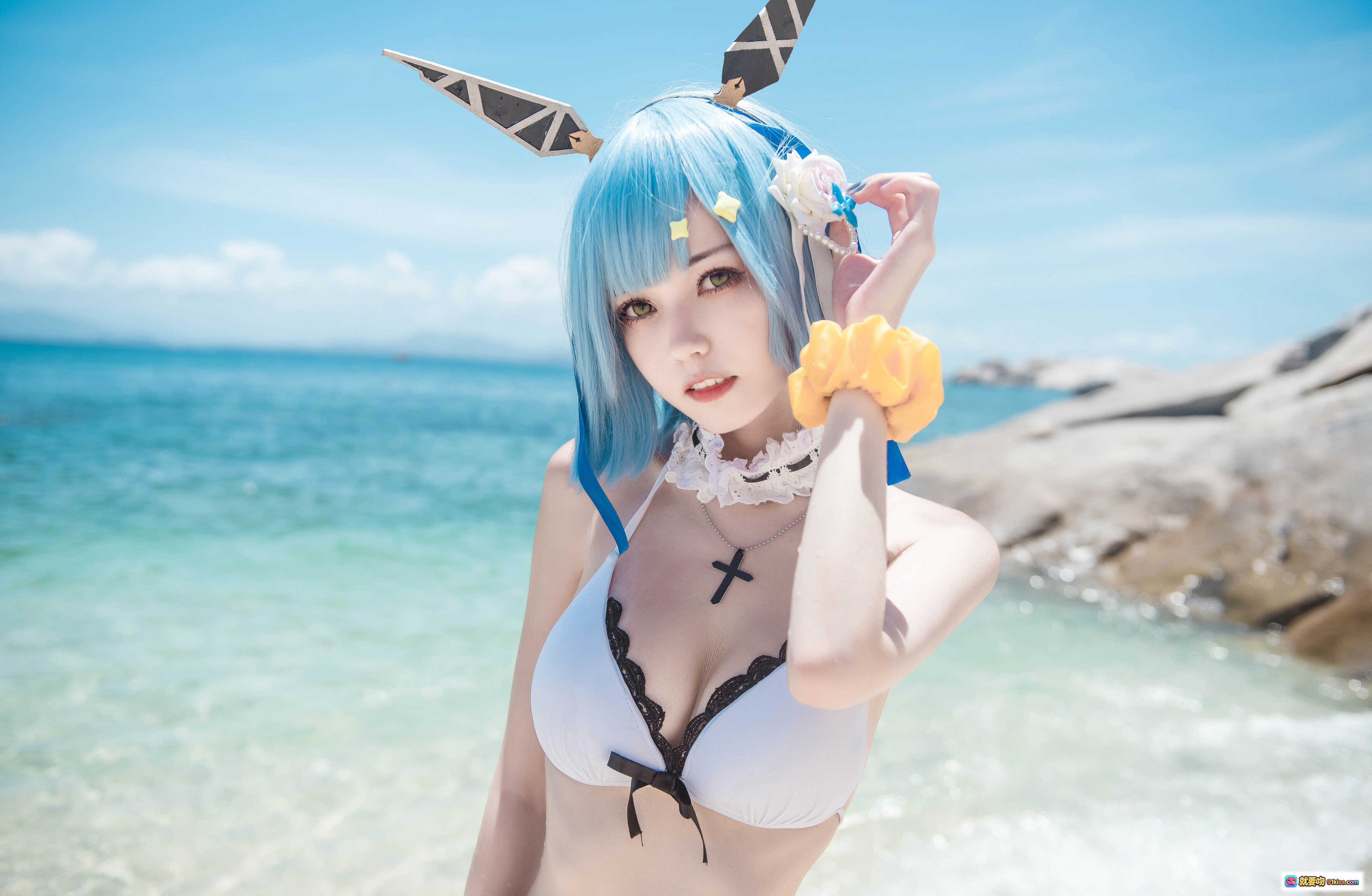 图片[1] - 加斯科涅cosplay海滩写真 | 蓝发兔耳少女 | 白色比基尼泳装 | 甜美性感造型 | 海景背景高清图集 - 就要吻