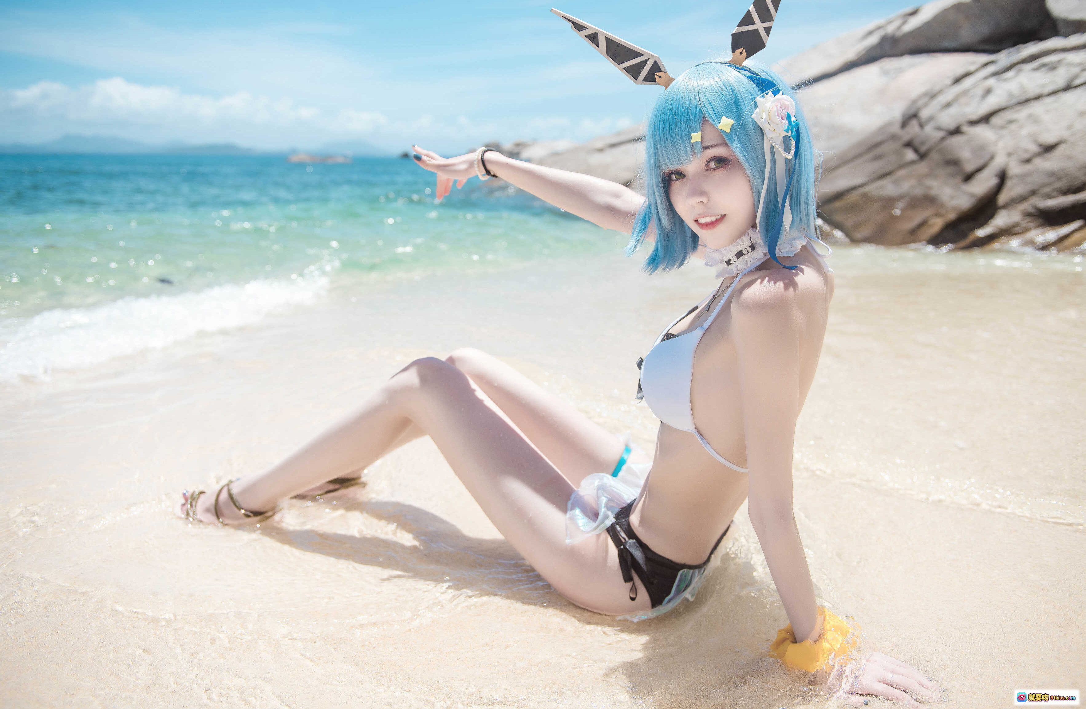 图片[2] - 加斯科涅cosplay海滩写真 | 蓝发兔耳少女 | 白色比基尼泳装 | 甜美性感造型 | 海景背景高清图集 - 就要吻