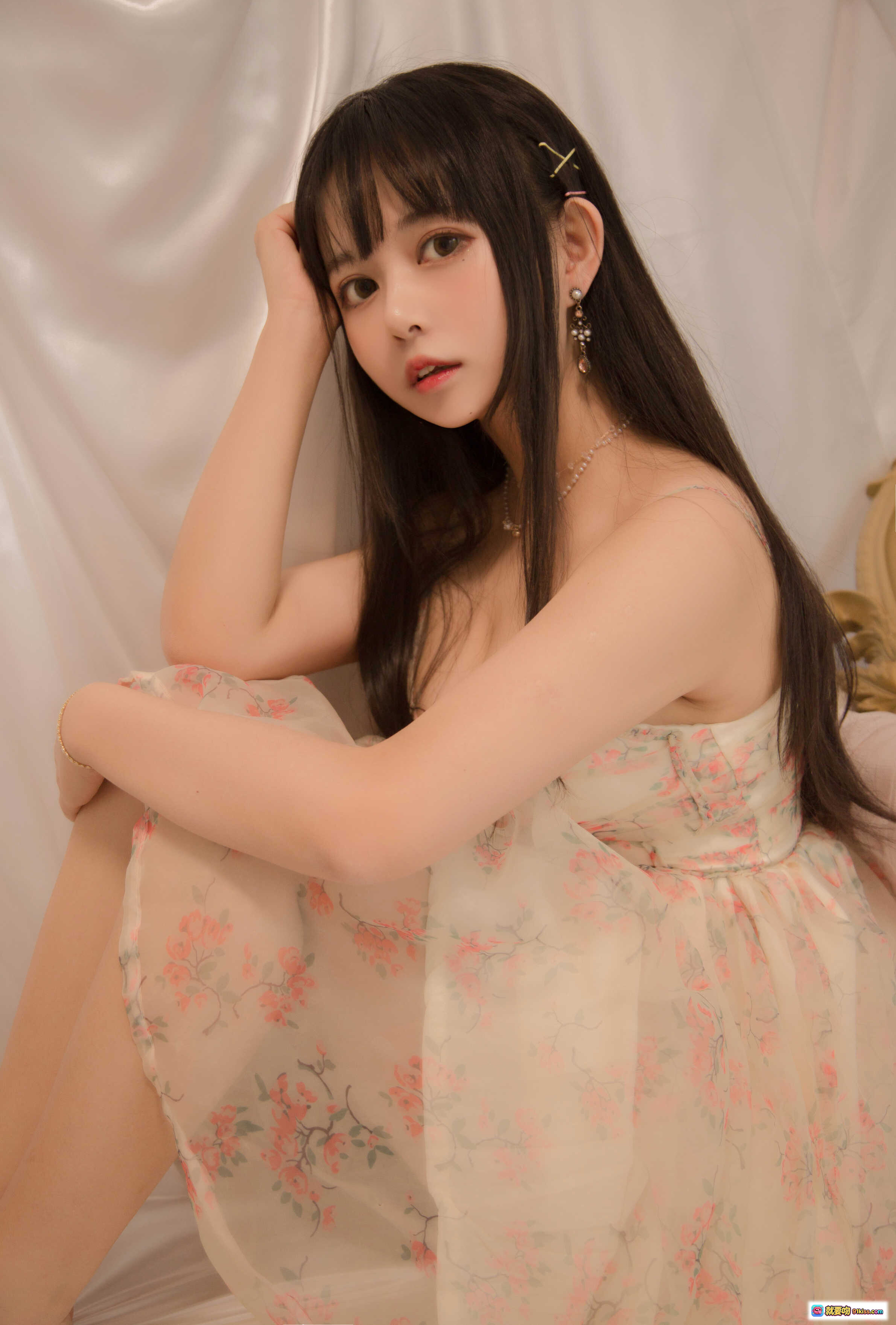 图片[5] - 黑猫猫OvO NO.002甜美少女写真｜粉色碎花吊带裙居家私房照｜温柔氛围感美图14P - 就要吻