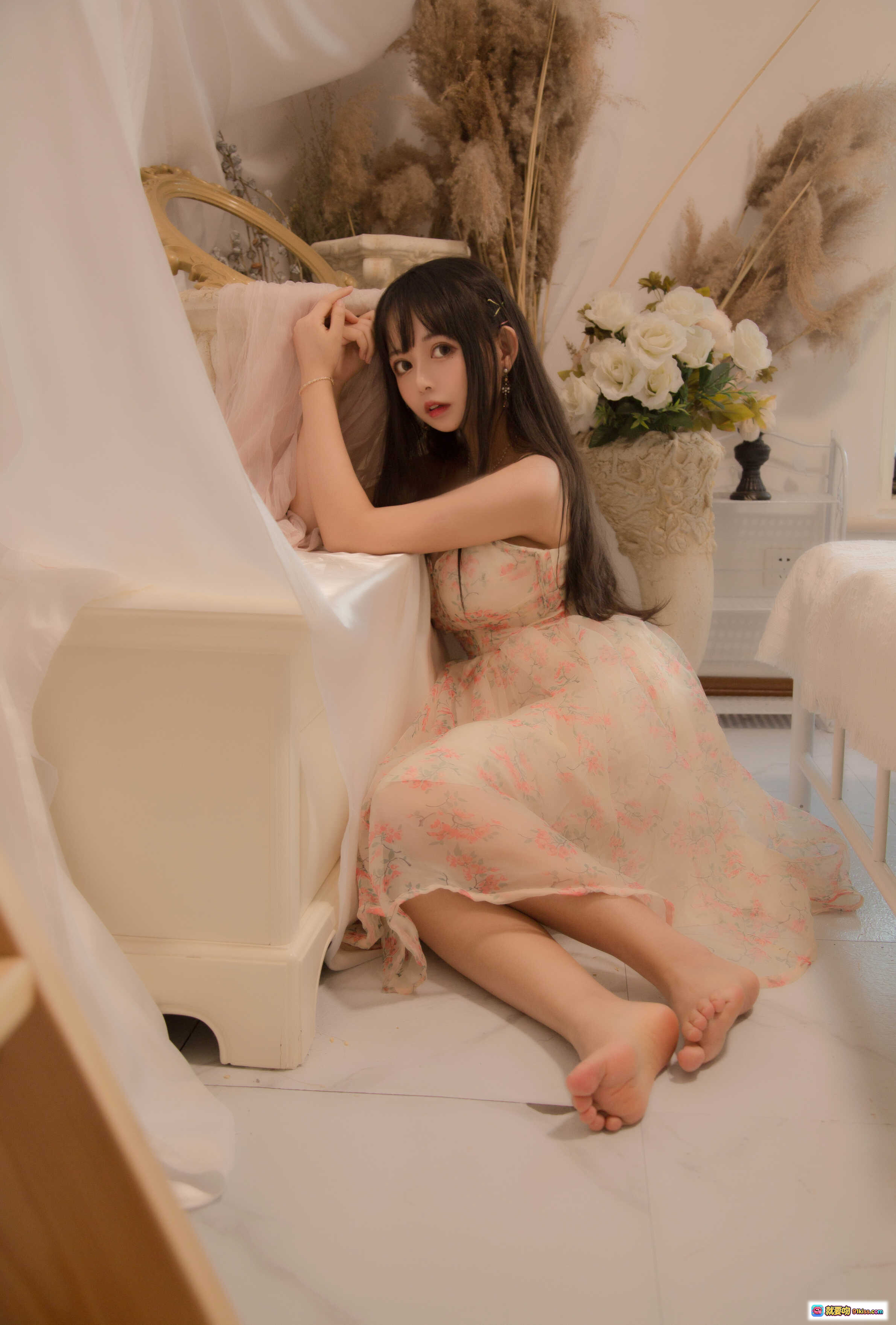 图片[9] - 黑猫猫OvO NO.002甜美少女写真｜粉色碎花吊带裙居家私房照｜温柔氛围感美图14P - 就要吻