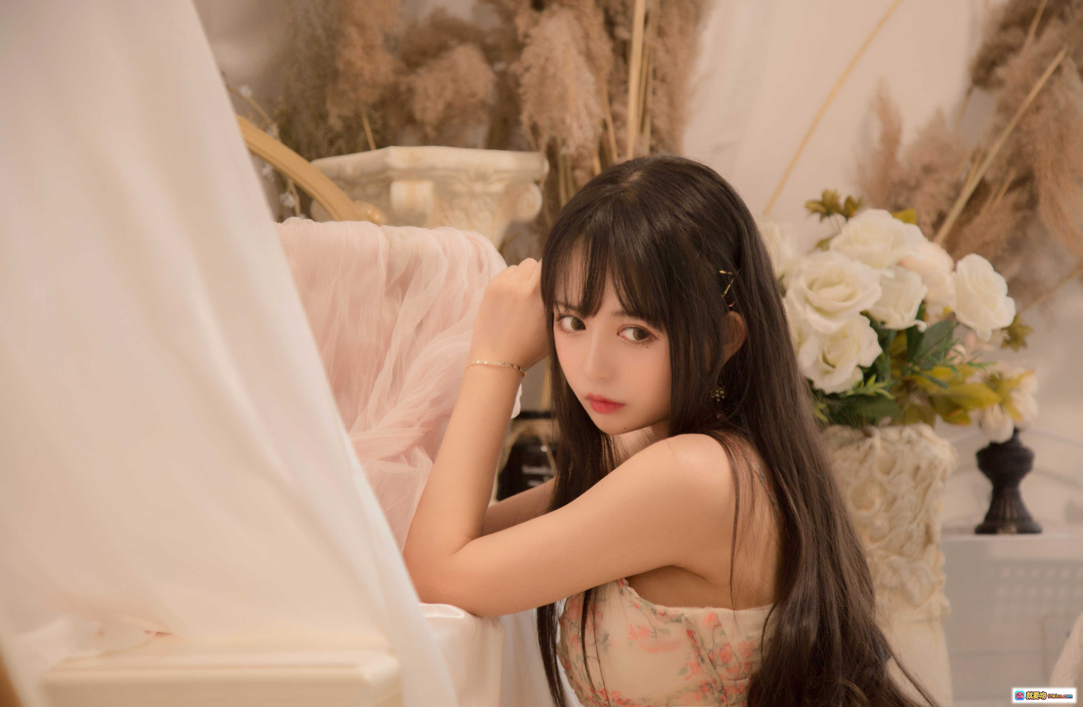 图片[2] - 黑猫猫OvO NO.002甜美少女写真｜粉色碎花吊带裙居家私房照｜温柔氛围感美图14P - 就要吻