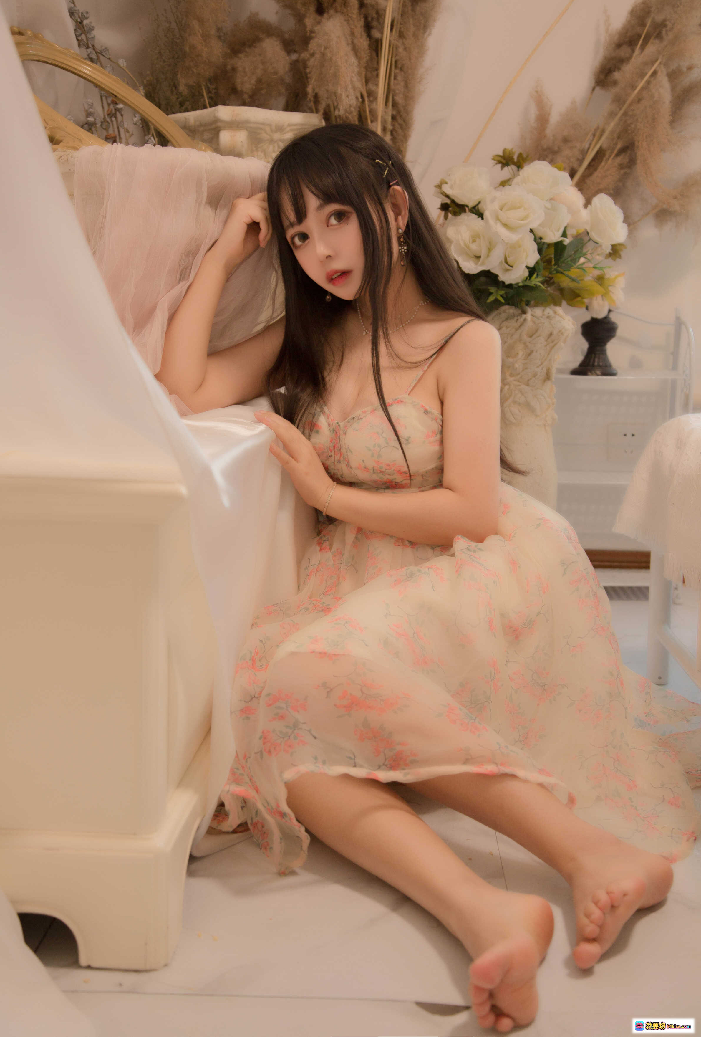 图片[1] - 黑猫猫OvO NO.002甜美少女写真｜粉色碎花吊带裙居家私房照｜温柔氛围感美图14P - 就要吻