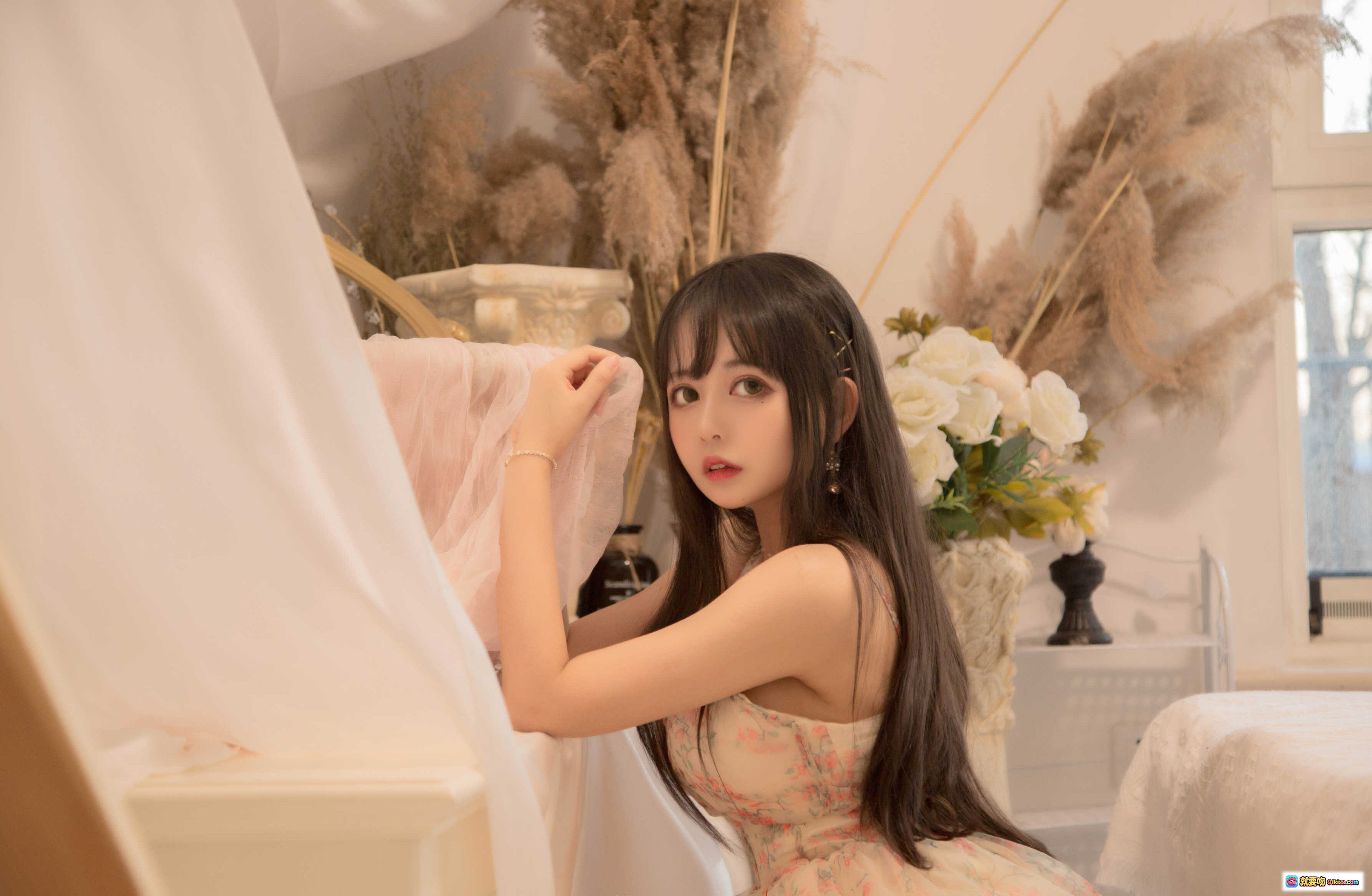 图片[3] - 黑猫猫OvO NO.002甜美少女写真｜粉色碎花吊带裙居家私房照｜温柔氛围感美图14P - 就要吻