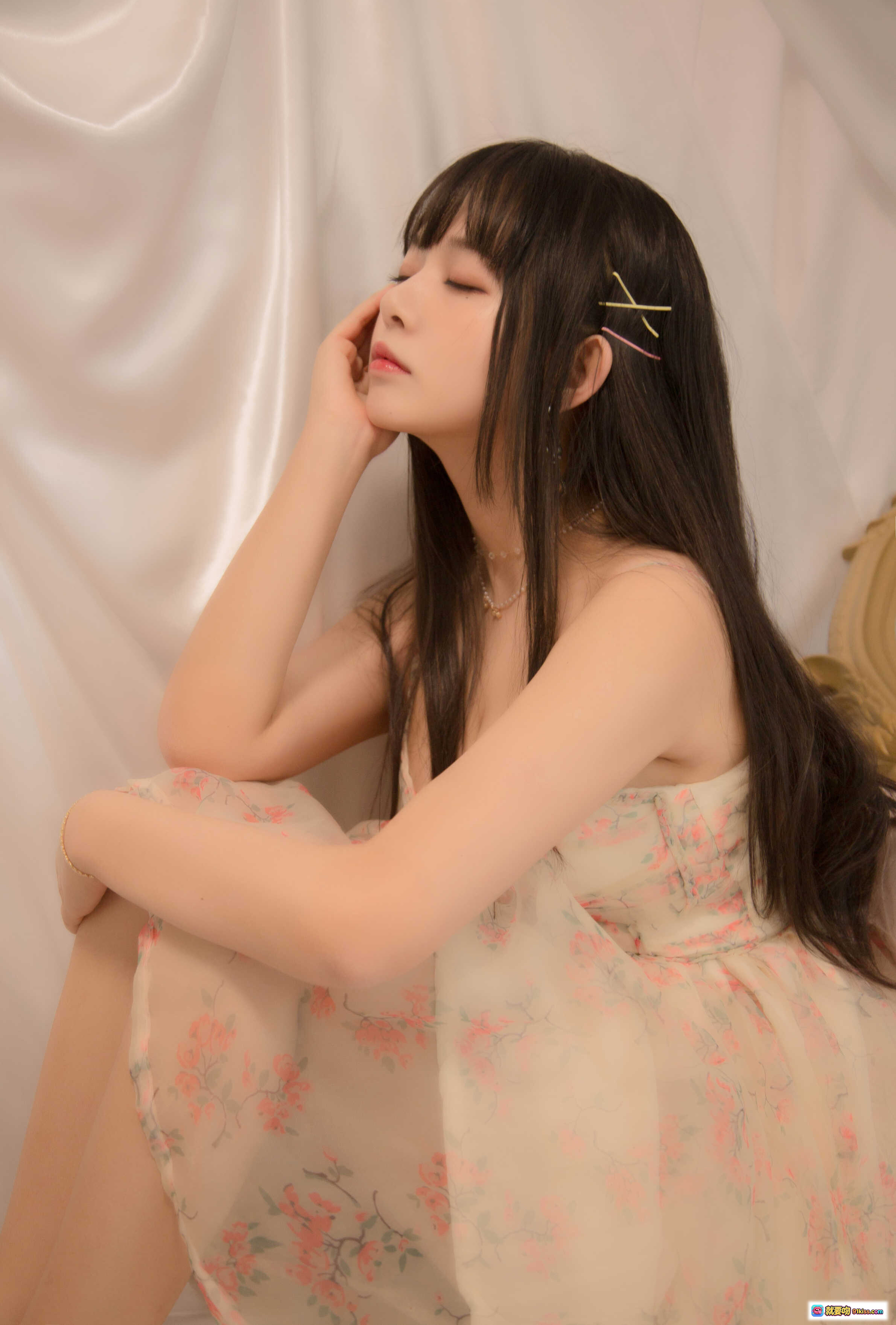 图片[4] - 黑猫猫OvO NO.002甜美少女写真｜粉色碎花吊带裙居家私房照｜温柔氛围感美图14P - 就要吻