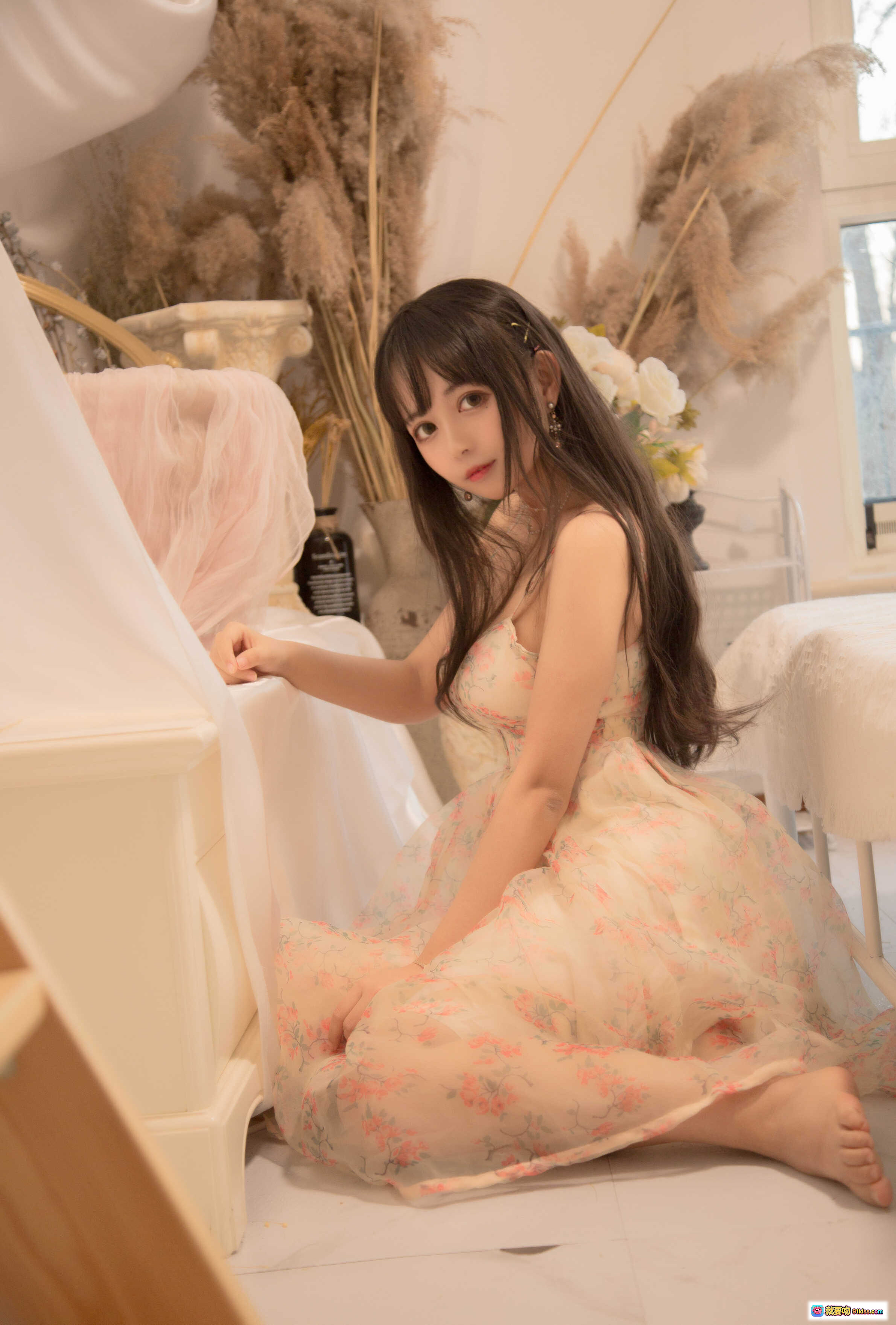 图片[8] - 黑猫猫OvO NO.002甜美少女写真｜粉色碎花吊带裙居家私房照｜温柔氛围感美图14P - 就要吻