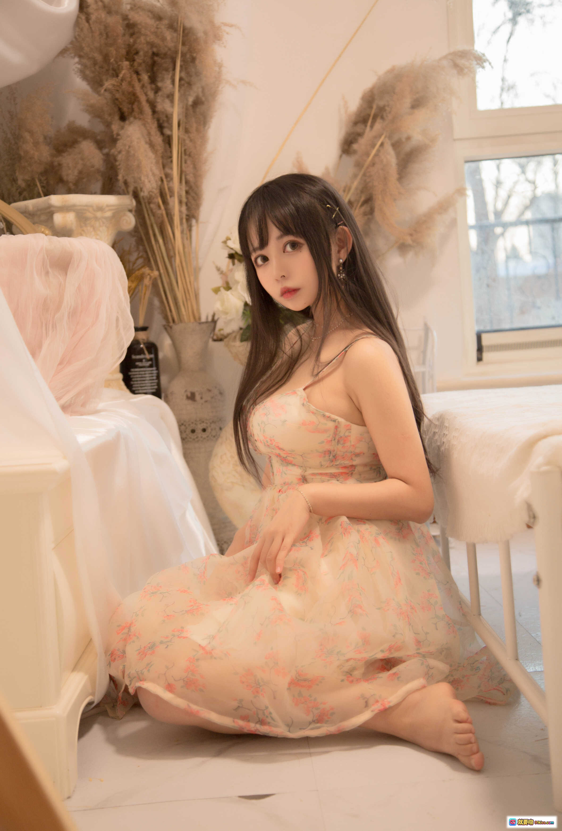 图片[6] - 黑猫猫OvO NO.002甜美少女写真｜粉色碎花吊带裙居家私房照｜温柔氛围感美图14P - 就要吻