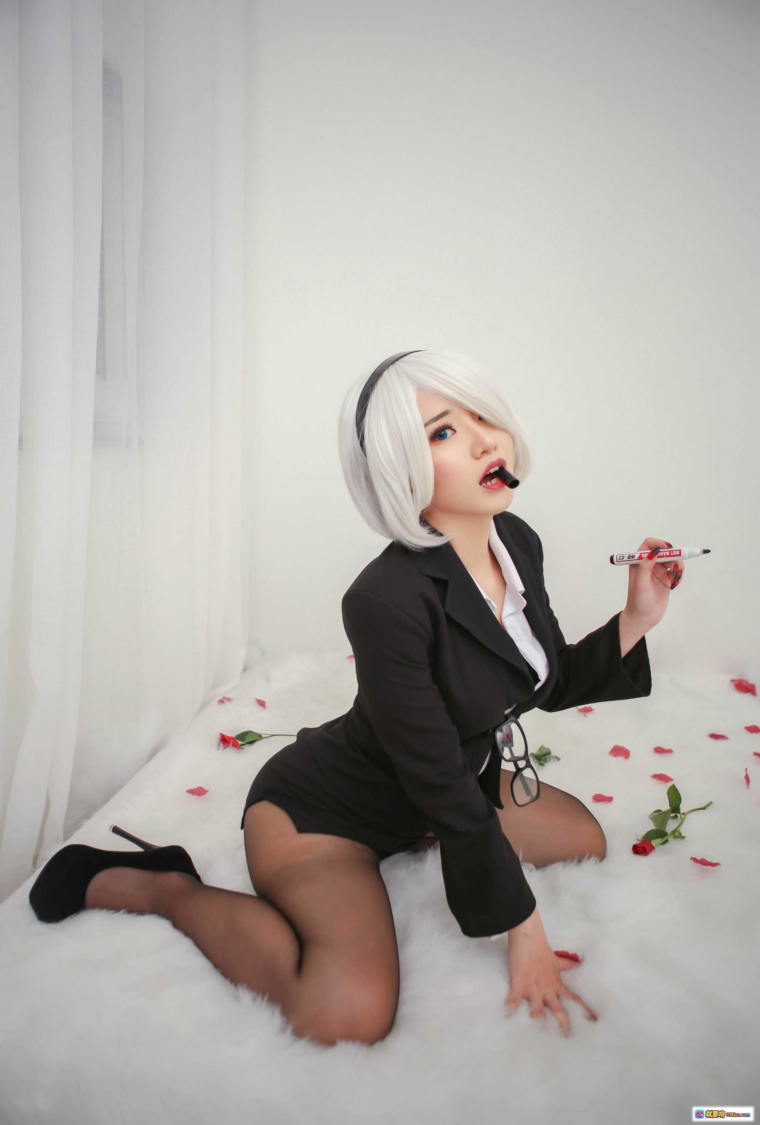 图片[6] - 越南COSER Chono Black NO.002 2B办公室女郎cosplay 白发黑西装高跟丝袜玫瑰花瓣写真 - 就要吻