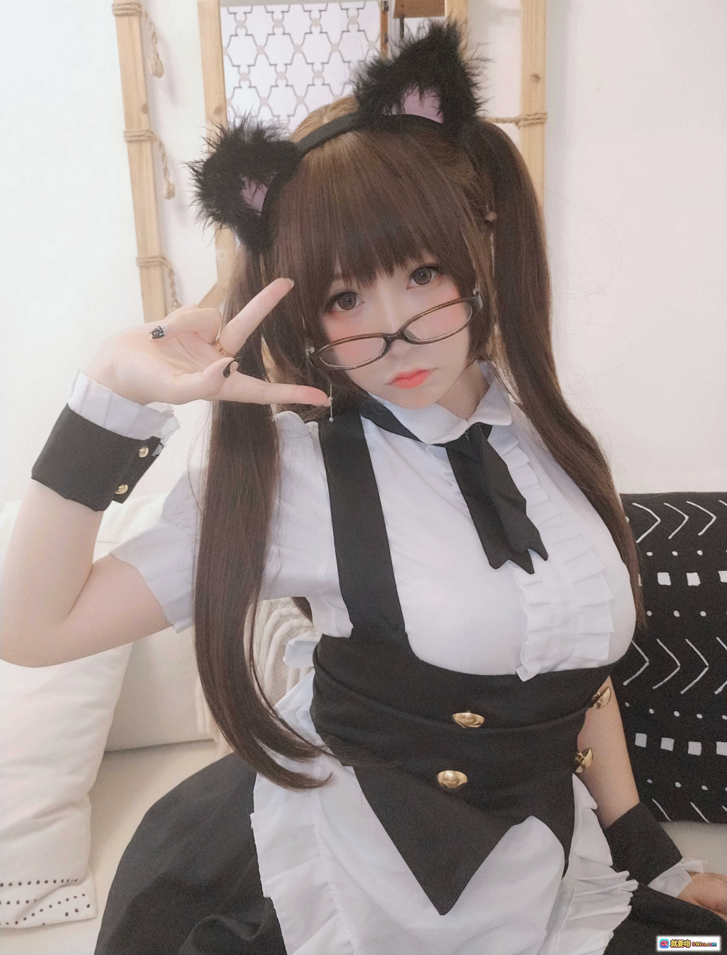 图片[1] - 摇摇乐yoyo NO.005 女仆装 Cosplay 猫耳双马尾 眼镜甜妹 比耶手势 白衬衫黑围裙 62P高清写真 - 就要吻