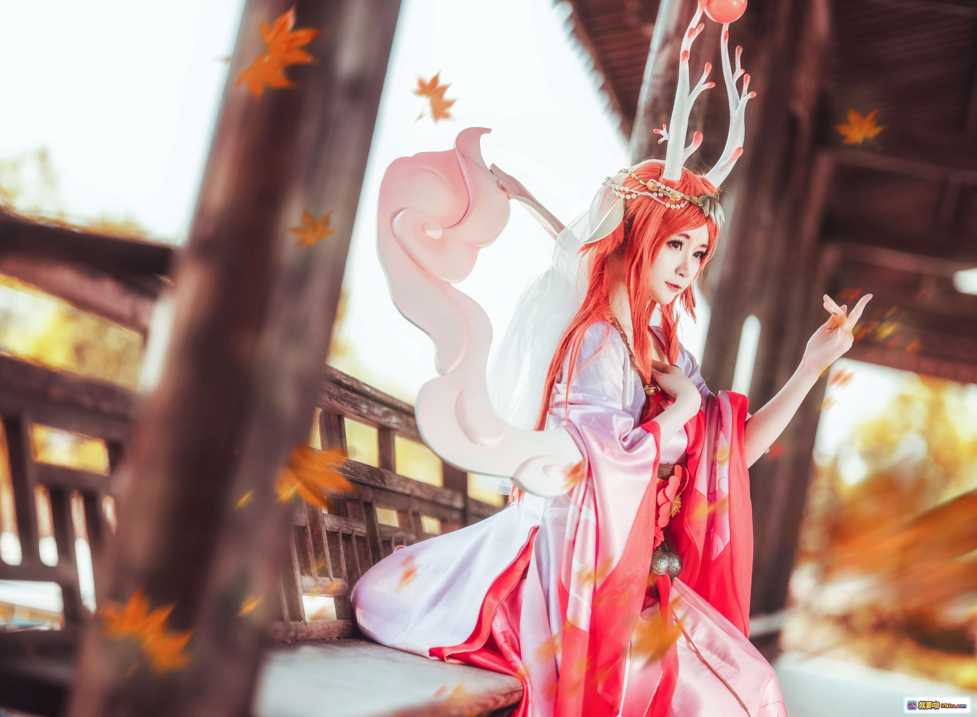 图片[5] - yui金鱼COS神都夜行录红发鹿角古风少女 传统建筑秋叶飘舞唯美汉服写真 NO.023 - 就要吻
