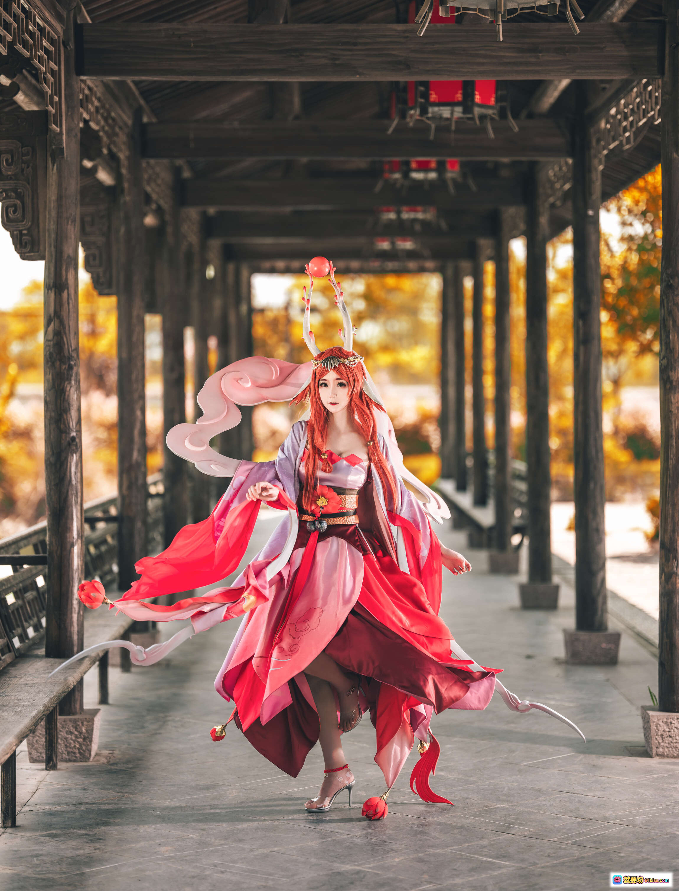 图片[2] - yui金鱼COS神都夜行录红发鹿角古风少女 传统建筑秋叶飘舞唯美汉服写真 NO.023 - 就要吻