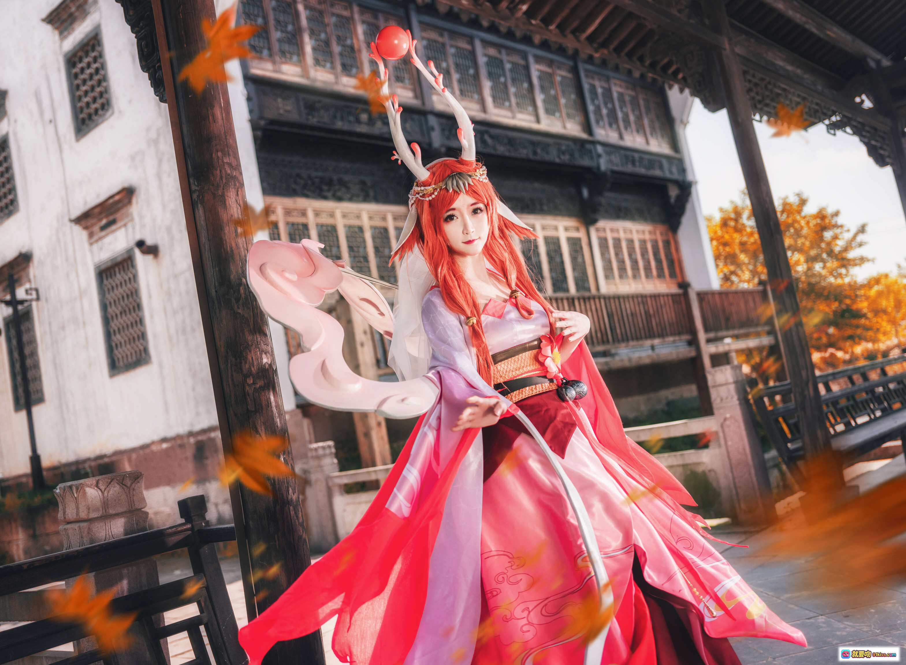yui金鱼COS神都夜行录红发鹿角古风少女 传统建筑秋叶飘舞唯美汉服写真 NO.023 - 就要吻