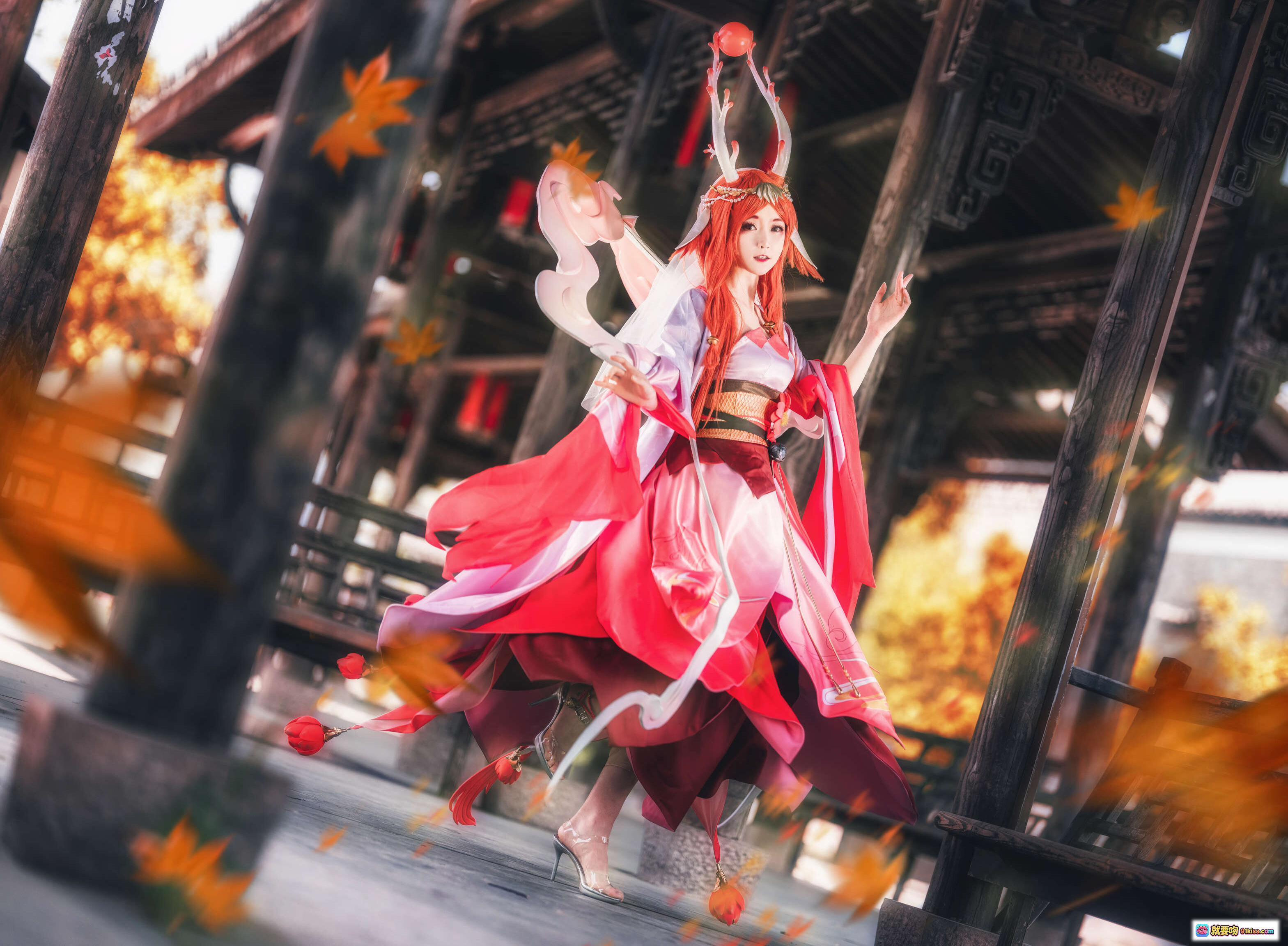 图片[9] - yui金鱼COS神都夜行录红发鹿角古风少女 传统建筑秋叶飘舞唯美汉服写真 NO.023 - 就要吻