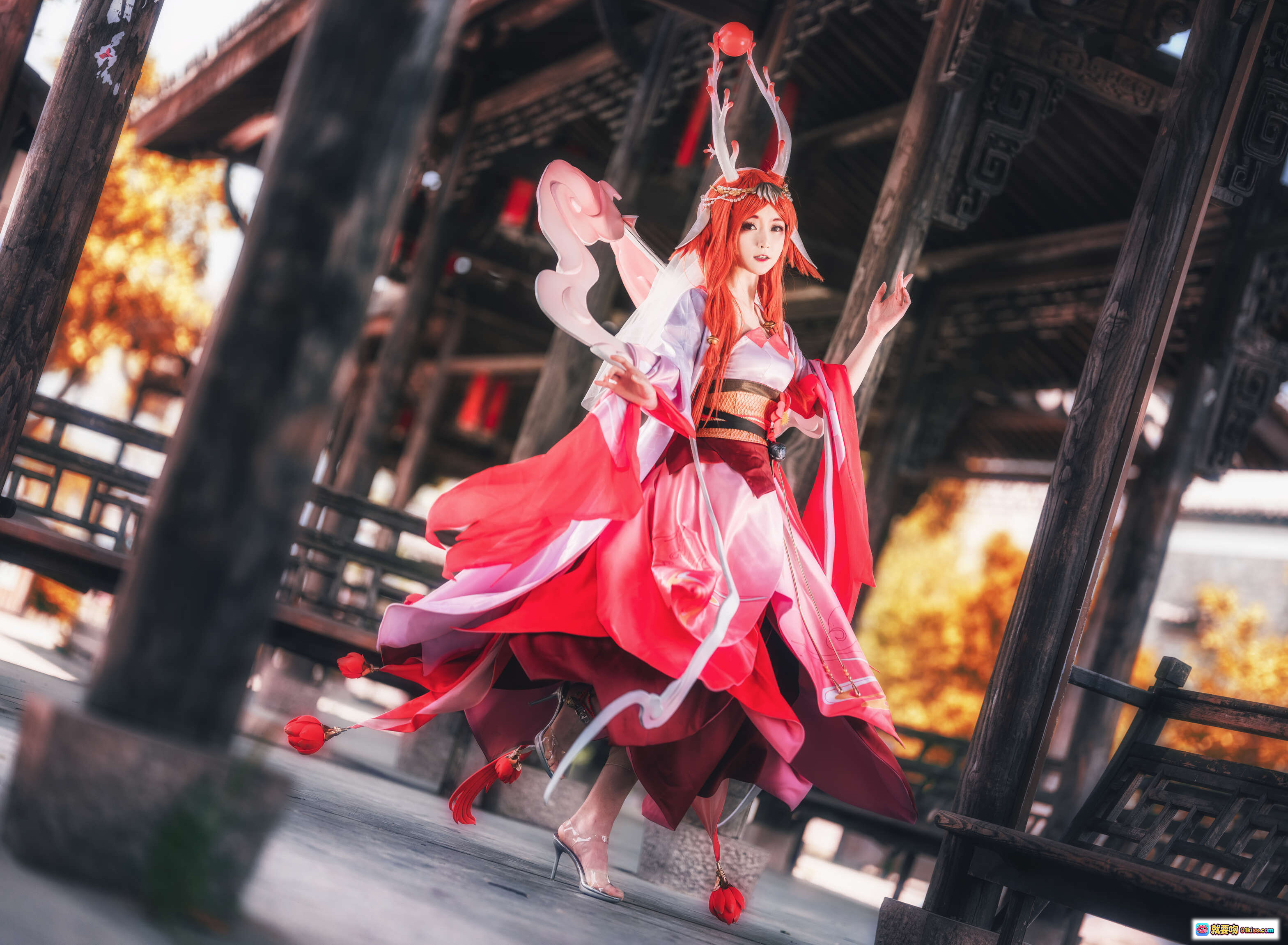 图片[3] - yui金鱼COS神都夜行录红发鹿角古风少女 传统建筑秋叶飘舞唯美汉服写真 NO.023 - 就要吻