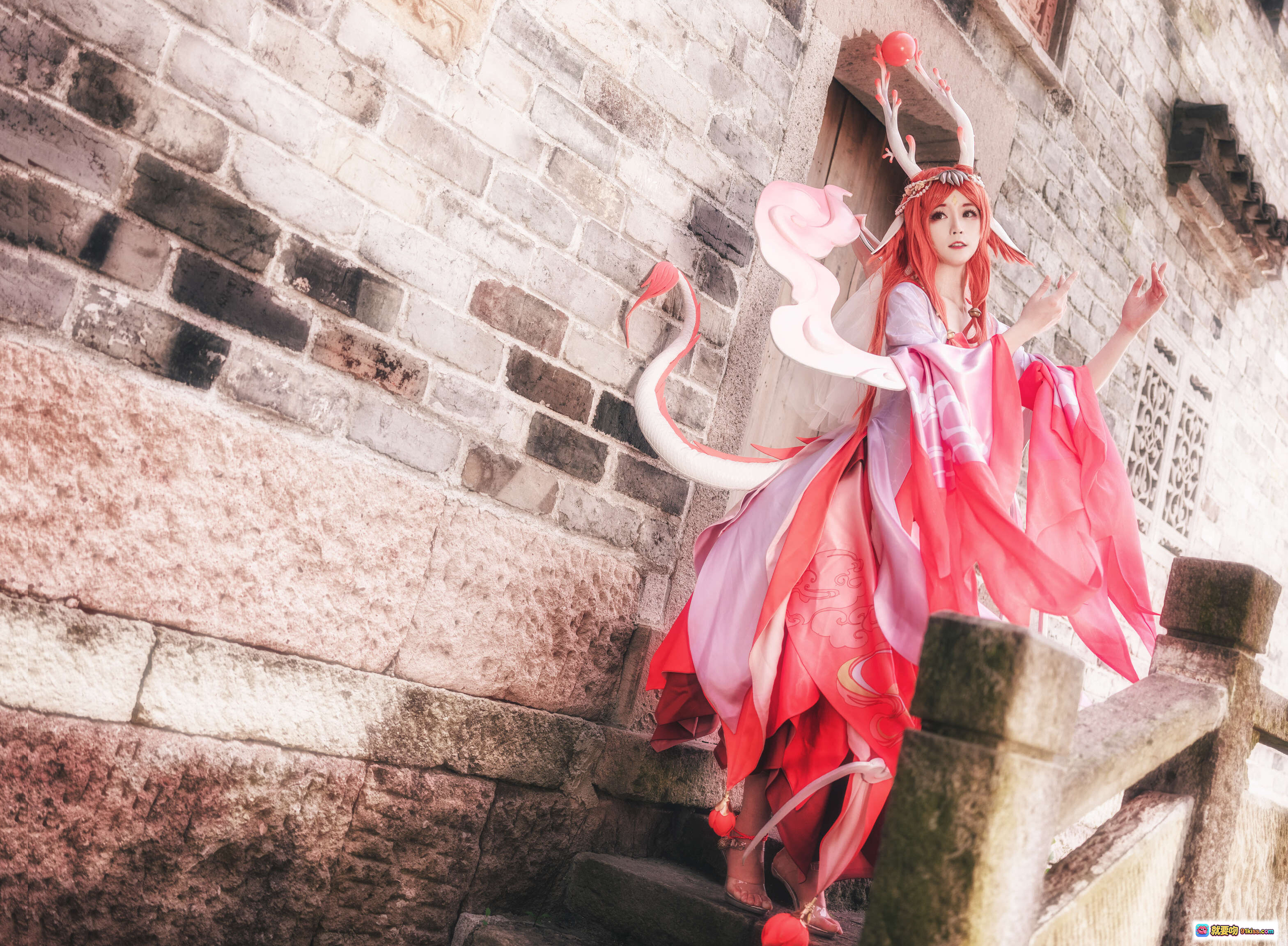 图片[7] - yui金鱼COS神都夜行录红发鹿角古风少女 传统建筑秋叶飘舞唯美汉服写真 NO.023 - 就要吻