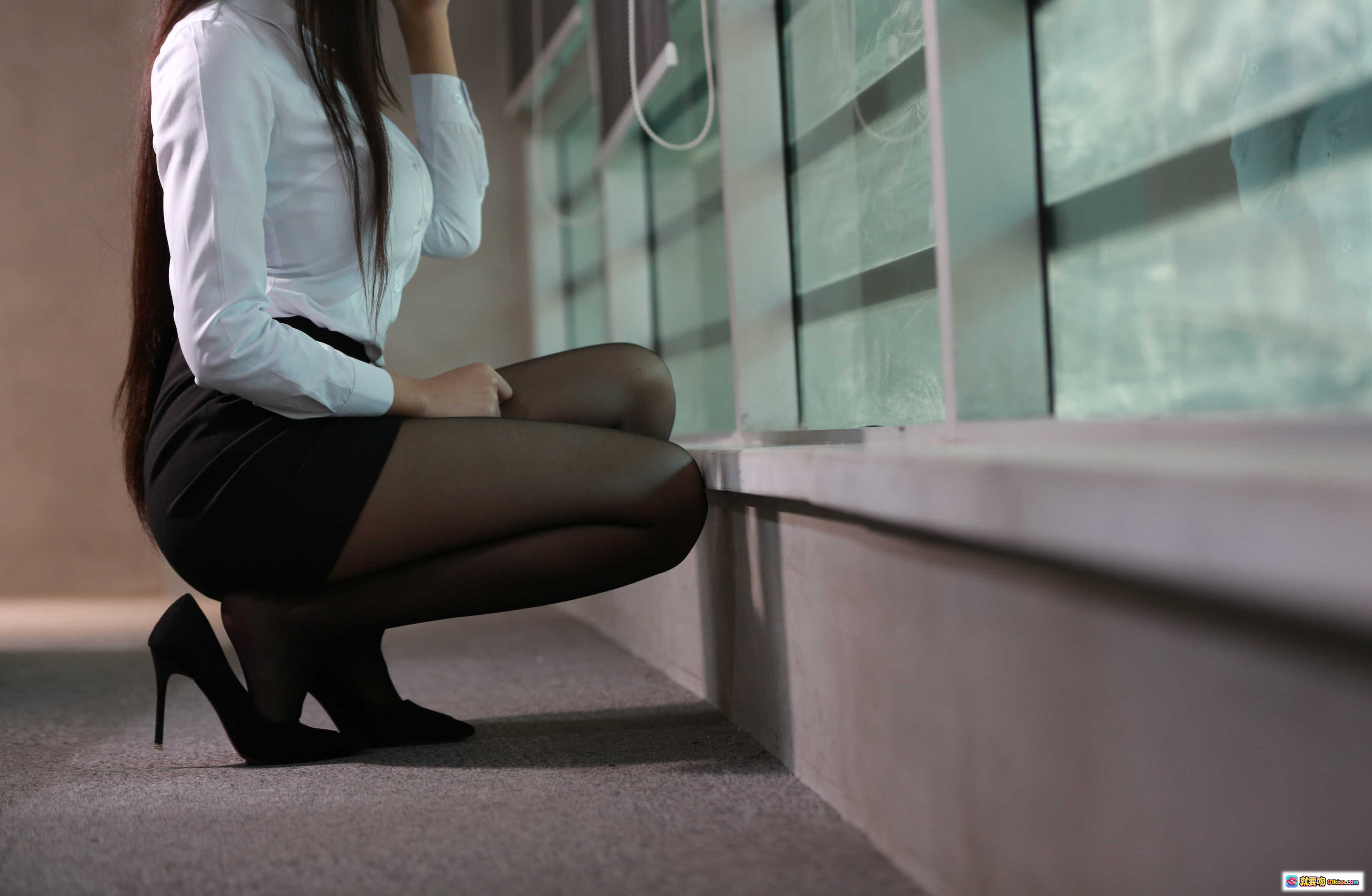 图片[1] - 曉美媽 NO.004 黑套寫真 | 白襯衫黑短裙高跟鞋蹲姿窗邊美腿絲襪性感寫真集 - 就要吻