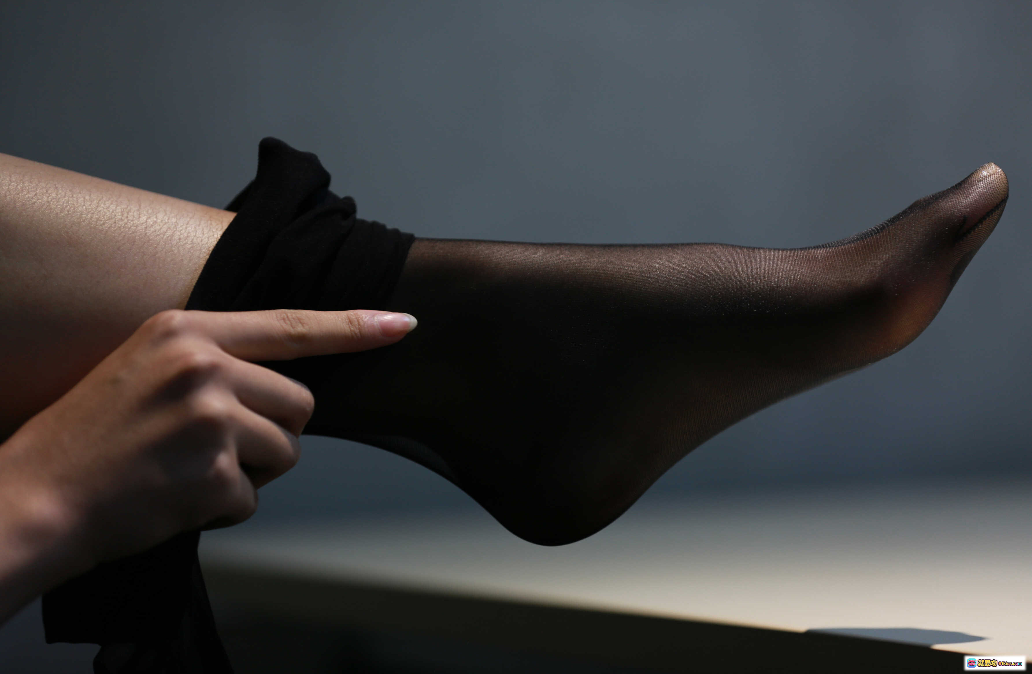 图片[2] - 曉美媽 NO.004 黑套寫真 | 白襯衫黑短裙高跟鞋蹲姿窗邊美腿絲襪性感寫真集 - 就要吻