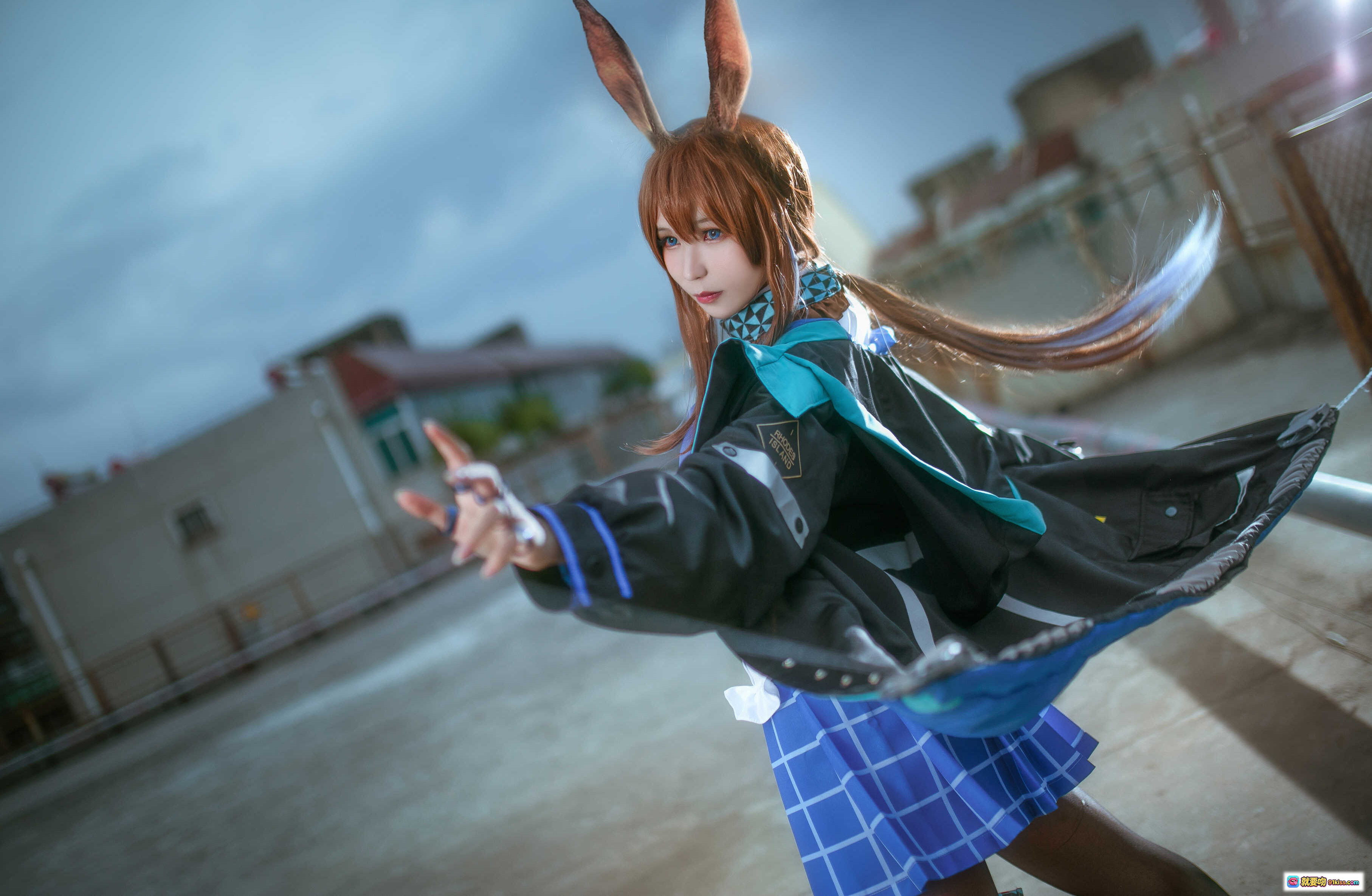 图片[2] - 北之北 VOL.10 明日方舟阿米娅cosplay 精致兔耳蓝裙少女屋顶写真 9P高清图集 - 就要吻