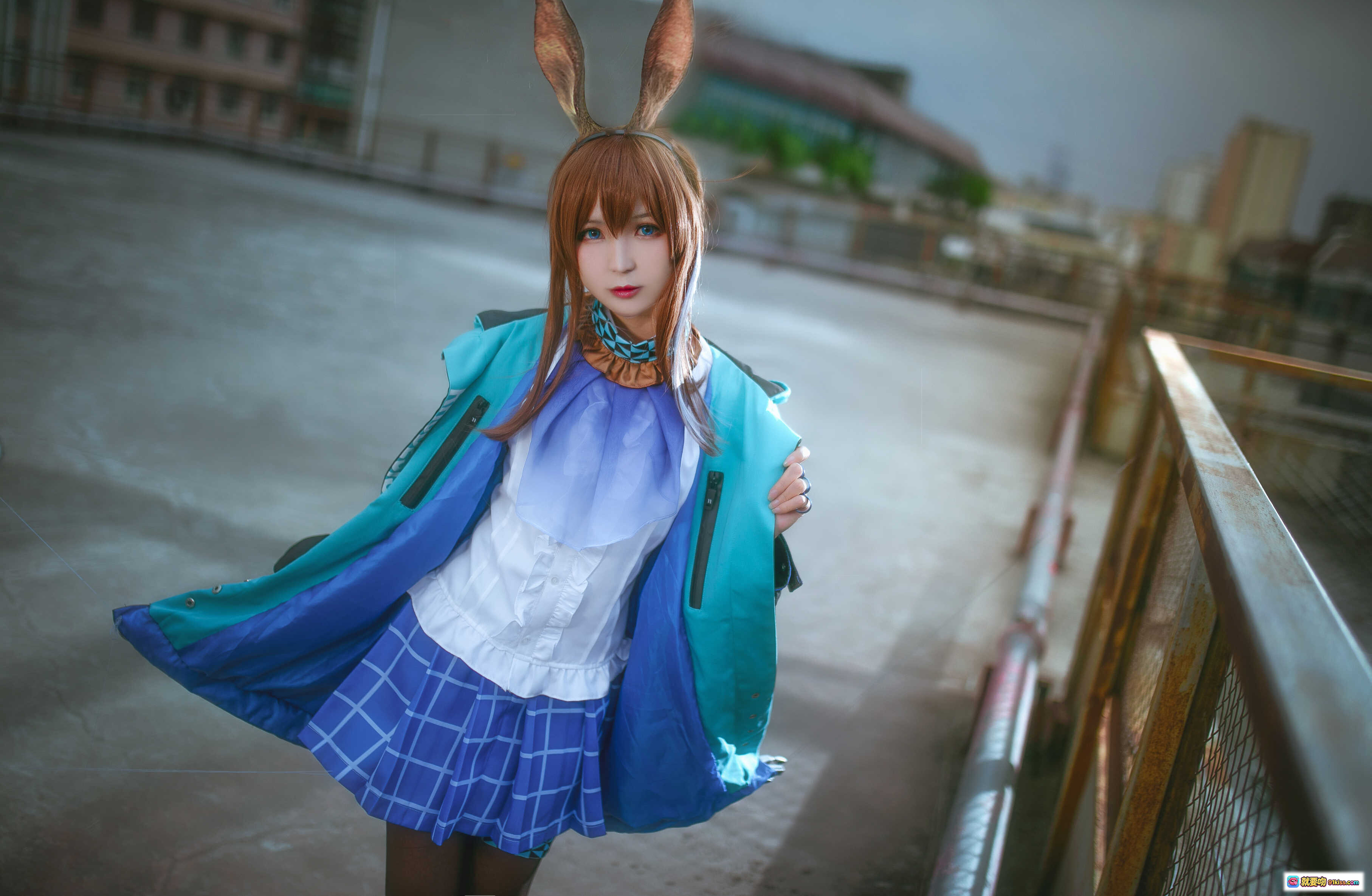 图片[1] - 北之北 VOL.10 明日方舟阿米娅cosplay 精致兔耳蓝裙少女屋顶写真 9P高清图集 - 就要吻