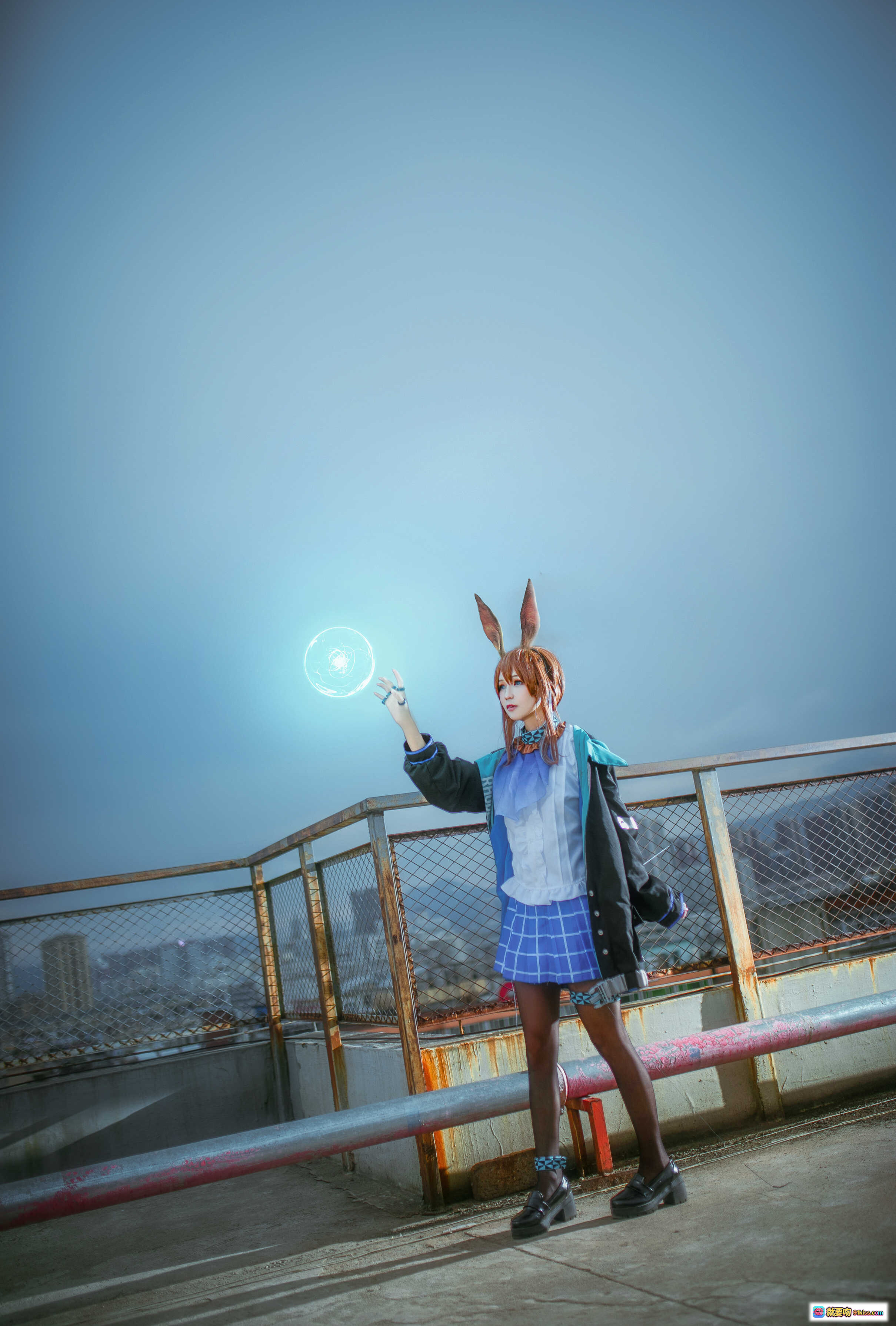 图片[8] - 北之北 VOL.10 明日方舟阿米娅cosplay 精致兔耳蓝裙少女屋顶写真 9P高清图集 - 就要吻