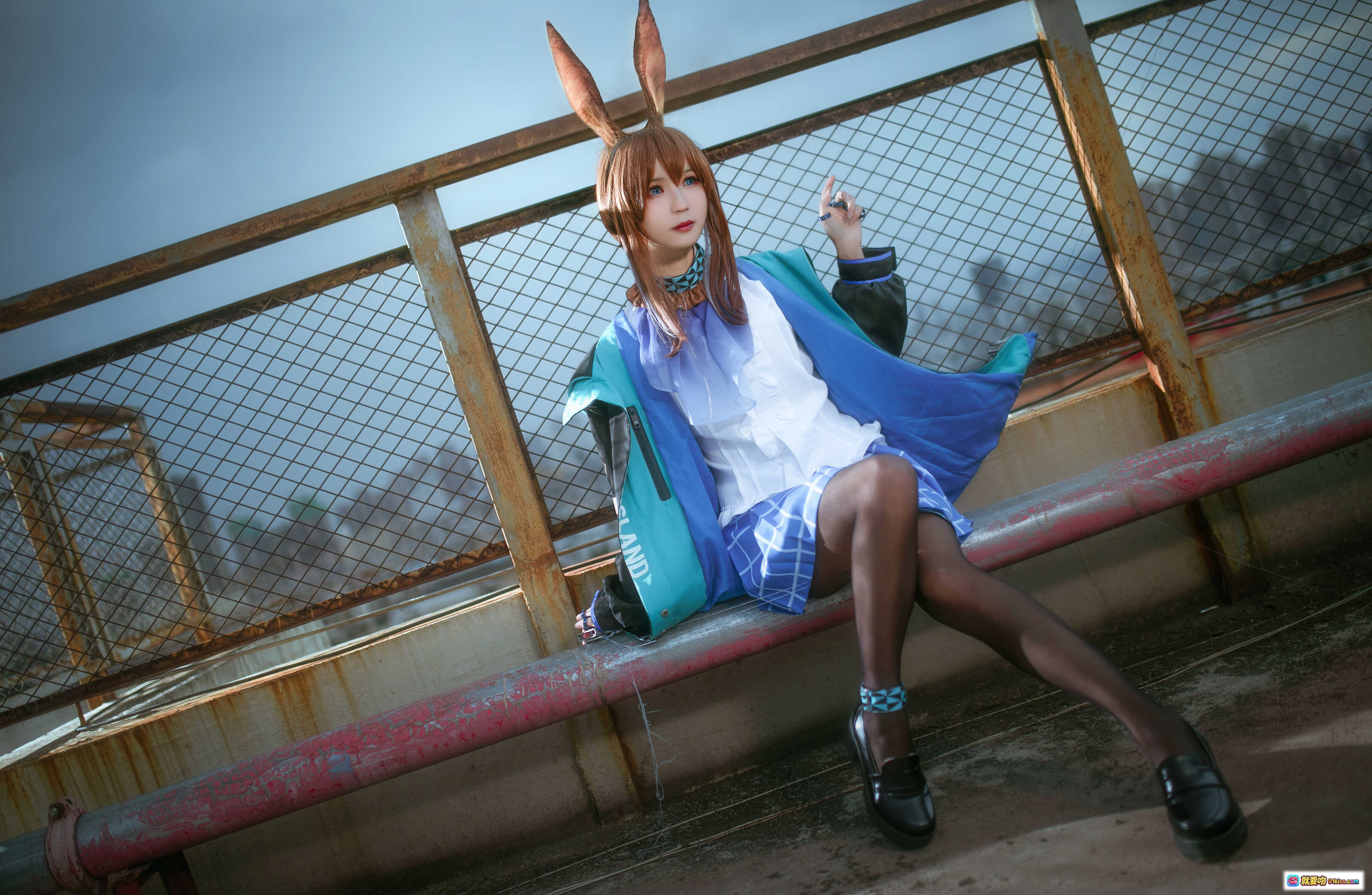 图片[7] - 北之北 VOL.10 明日方舟阿米娅cosplay 精致兔耳蓝裙少女屋顶写真 9P高清图集 - 就要吻